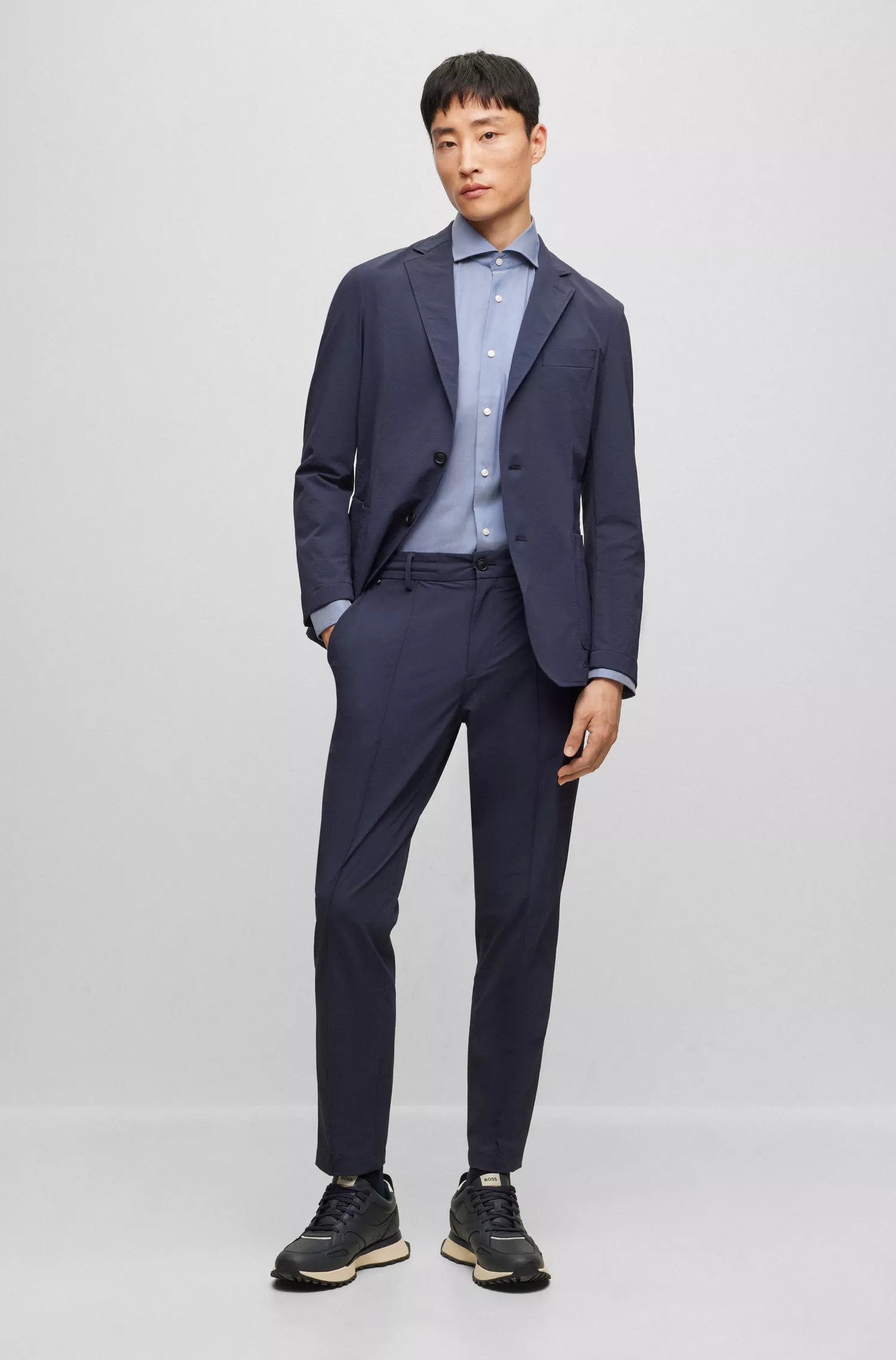 Camisa BOSS preta de corte slim em tecido estruturado de alta performance com elasticidade.