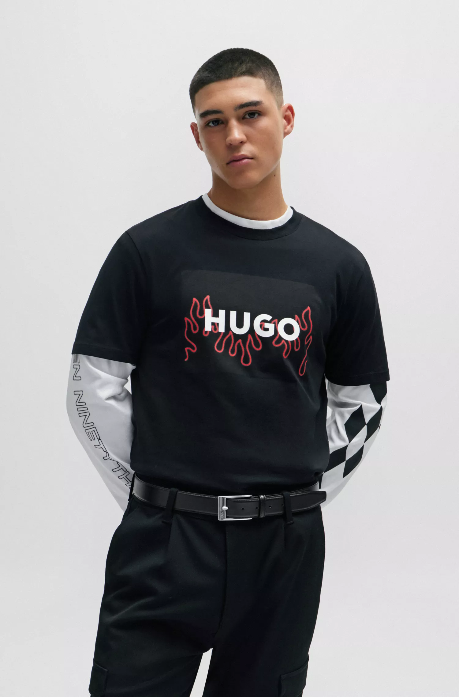 Cinto HUGO vermelho, fabricado na Itália, em couro liso com fivela com o logotipo.