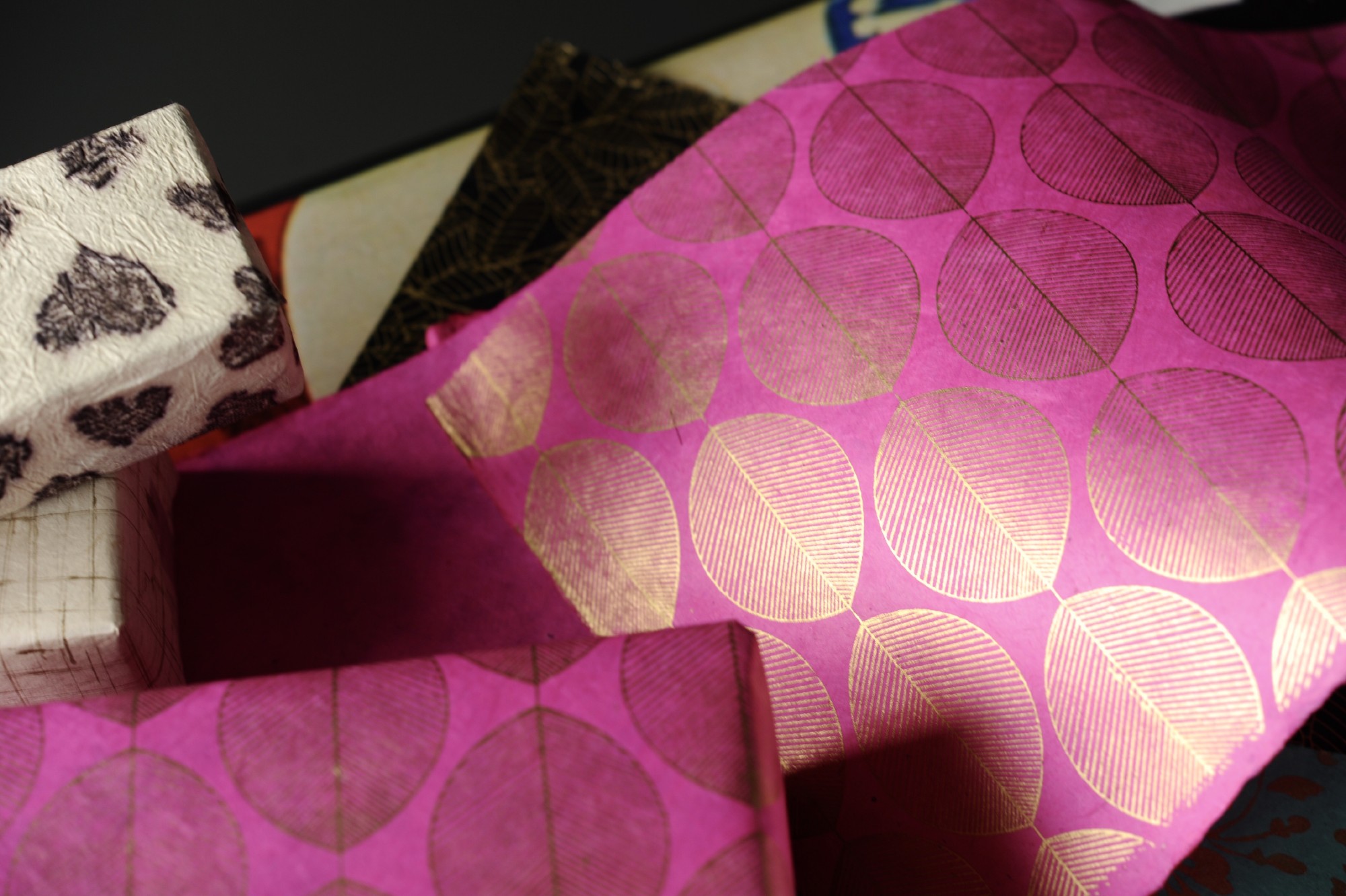 Geschenkpapier 'Schneebeere', rosa, gold, L 76 cm, B 50 cm günstig bestellen