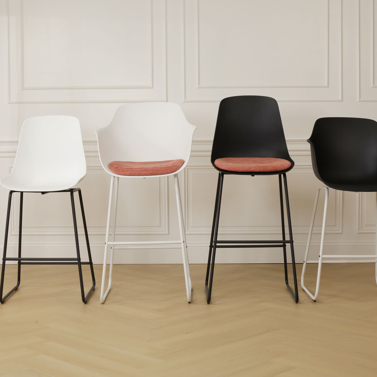 Nino-Liv barkruk zwart met beige zitkussen - zwart onderstel - 75 cm