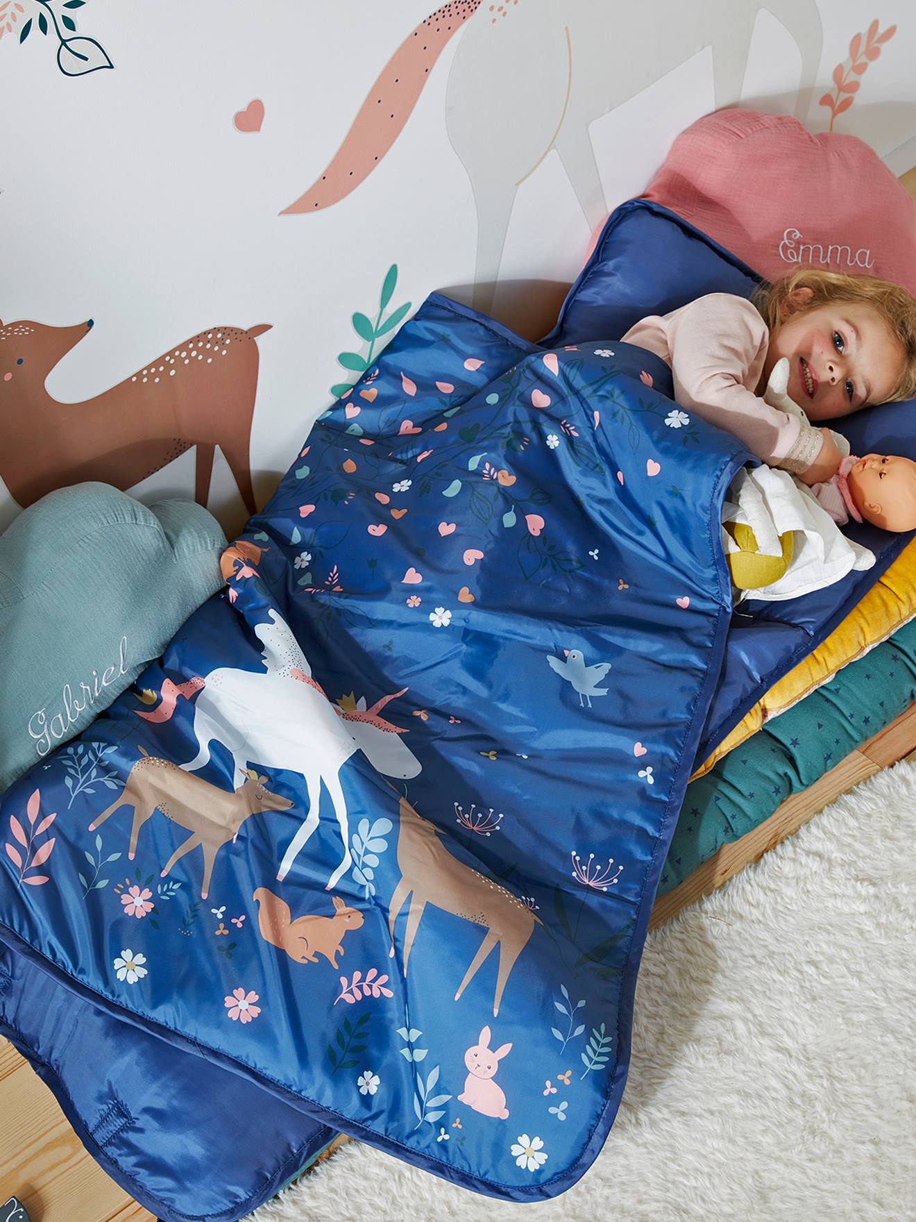 Cama de dormir aconchegante em poliéster com travesseiro embutido, estampa lisa azul-escura Floresta Encantada.