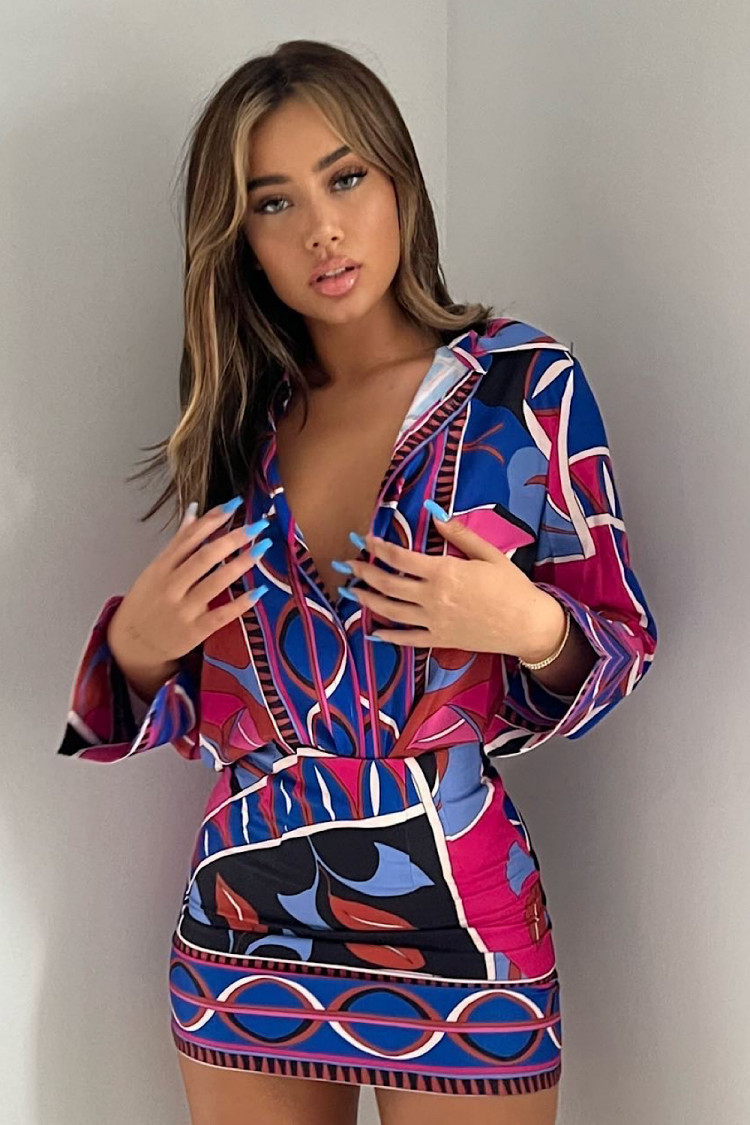 Ensemble chemise + jupe courte bleu/fuchsia à motif année 80