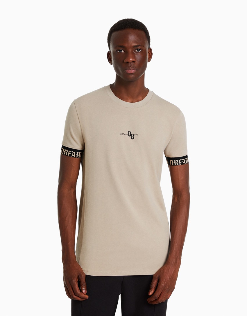 Camiseta de manga curta com modelagem justa e detalhe listrado.