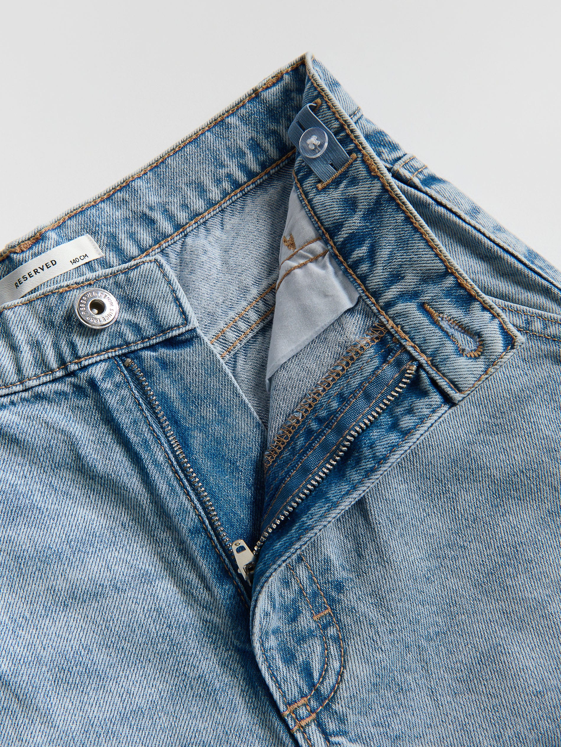 Skater-Jeans mit Schlüsselanhänger