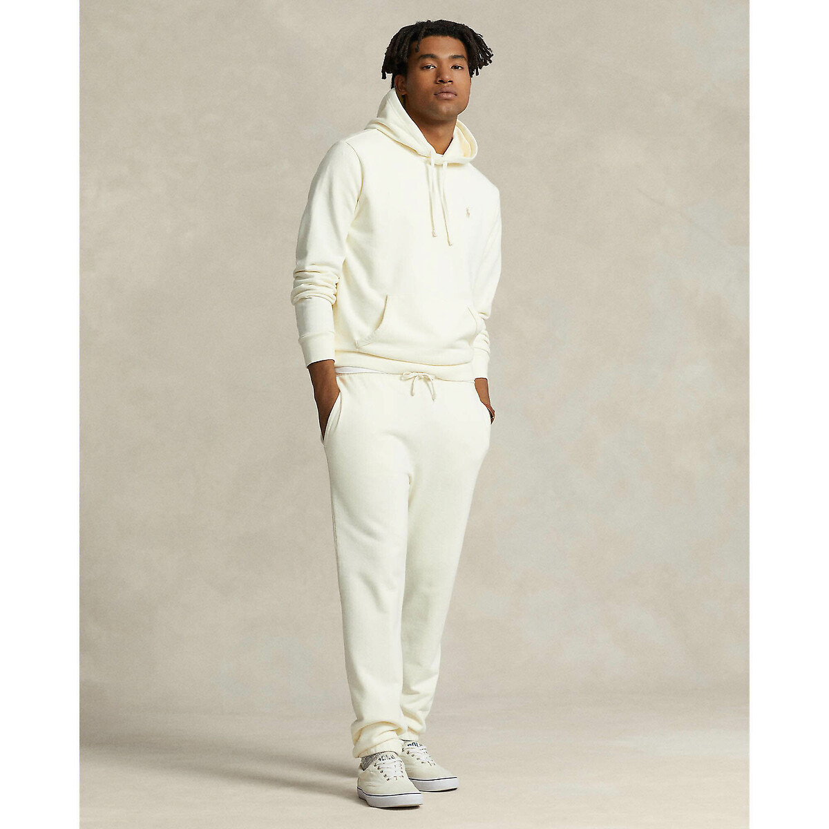 POLO RALPH LAUREN<br>Moletom com capuz em tecido felpudo, logotipo bordado