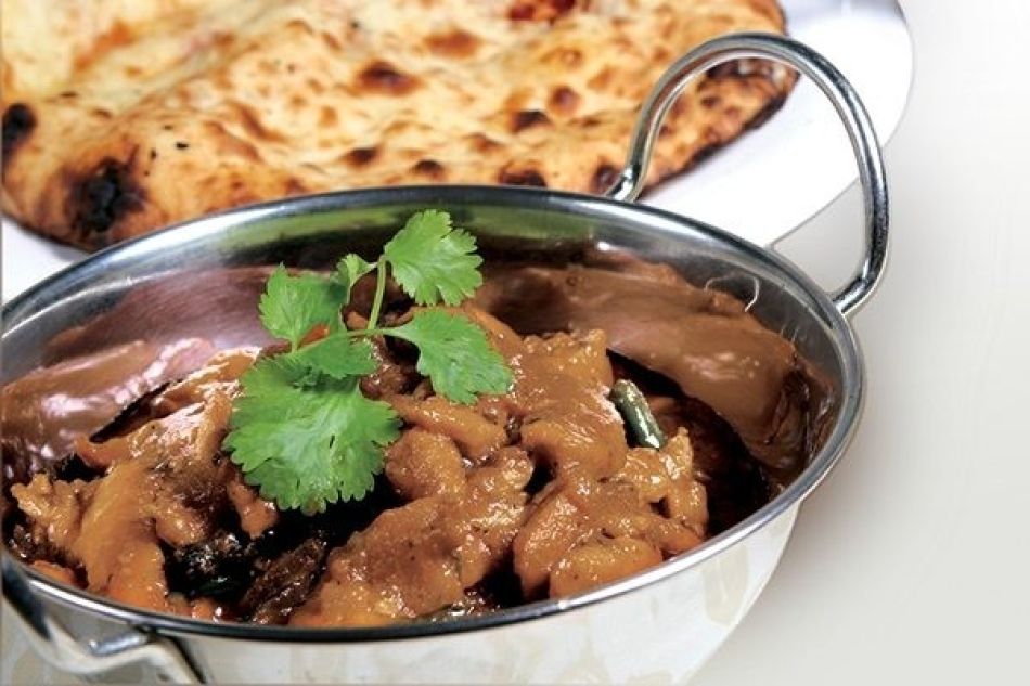 Rendang kip met roti paratha of naan brood