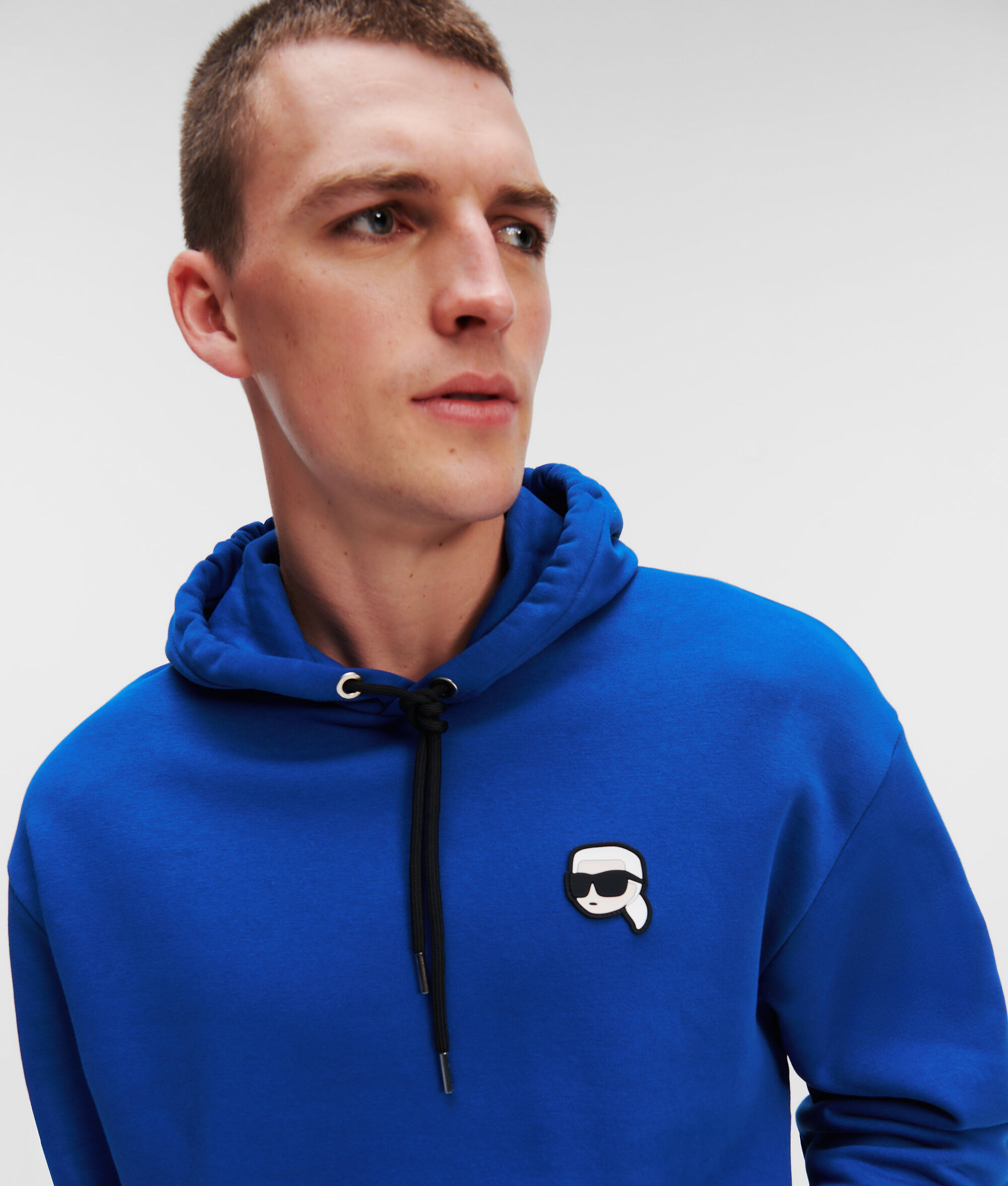 SWEAT À CAPUCHE AVEC ÉCUSSON K/IKONIK KARL