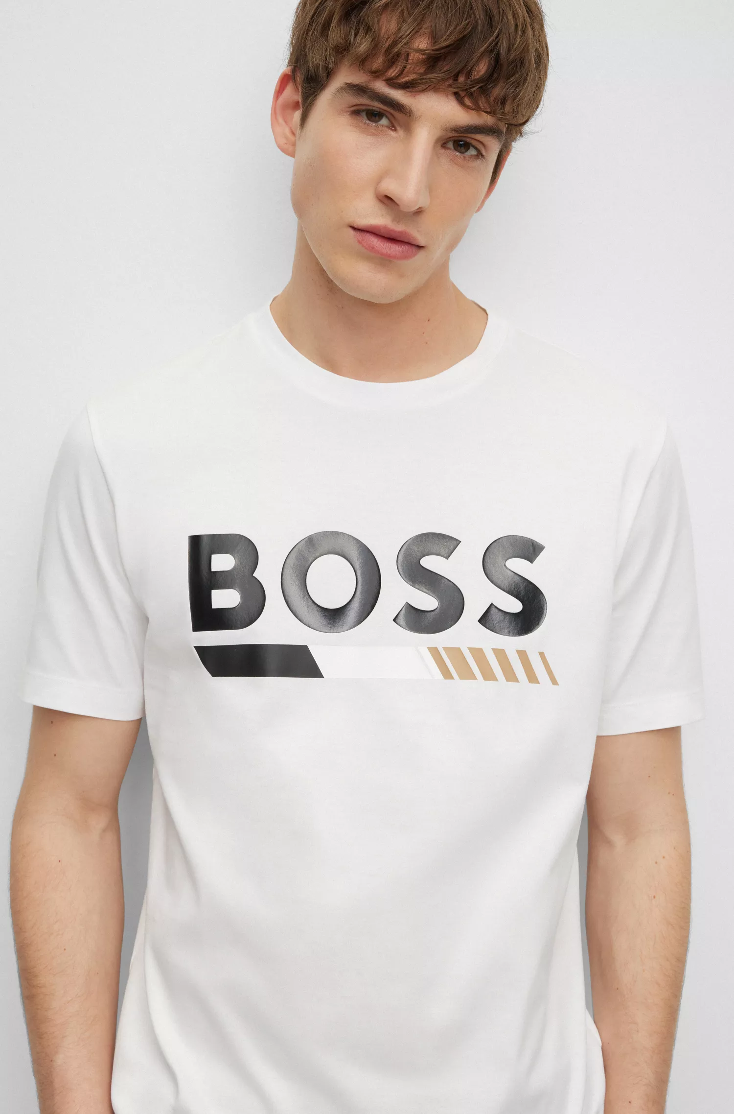 Camiseta BOSS preta em algodão mercerizado com estampa de alto brilho.