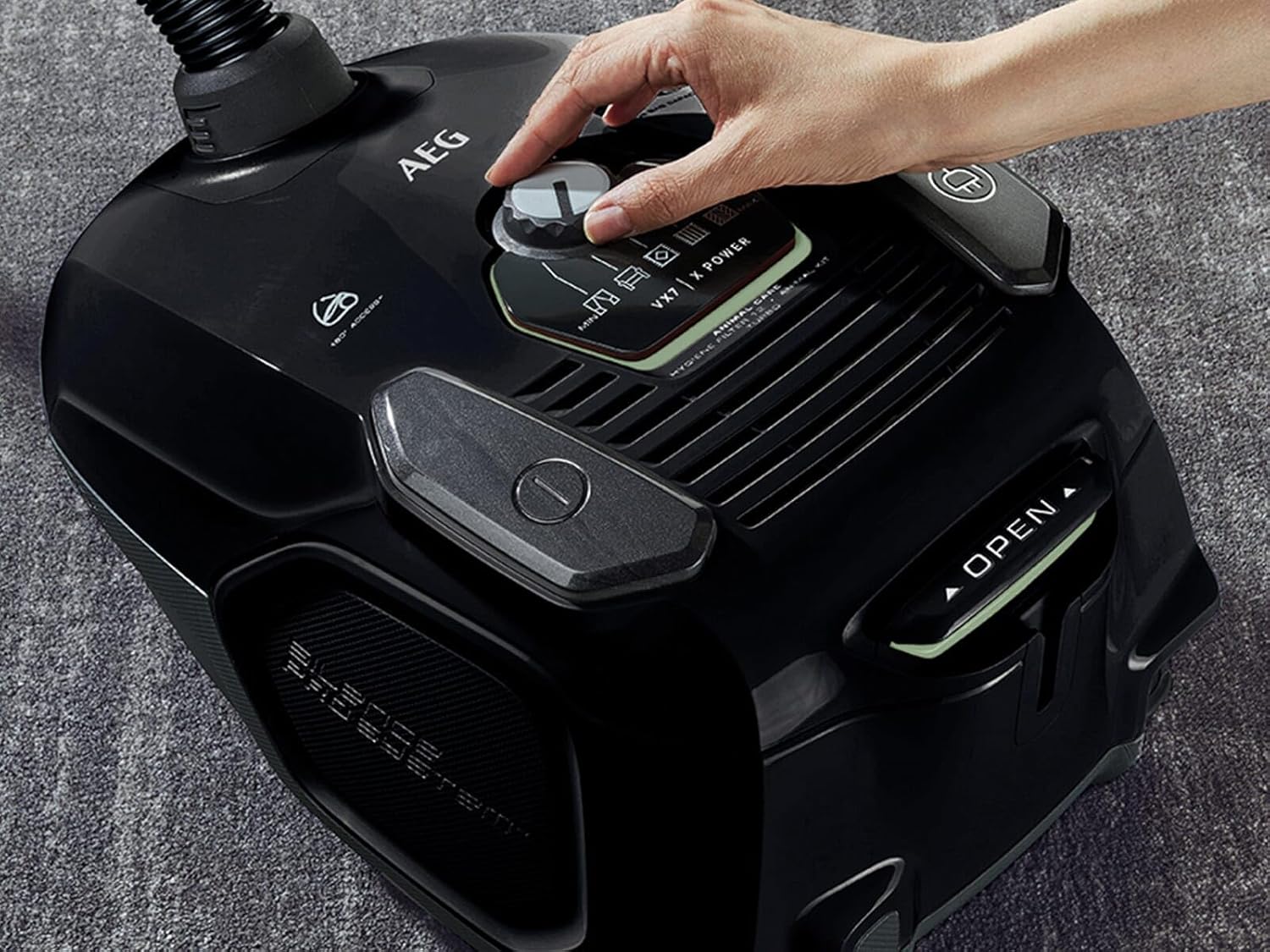 AEG VX7-2-ÖKOX Staubsauger / 60% Recyclingmaterial / 360° Softräder / 69 db(A) / Zusatzdüsen/Ergo-Handgriff/waschbarer Filter / 650 Watt / 12 m/Neue technische Version/schwarz, grün