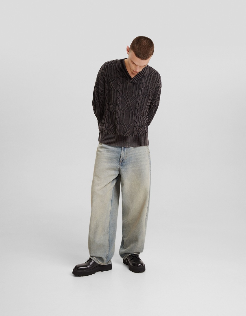 calça jeans estilo skater com efeito desbotado
