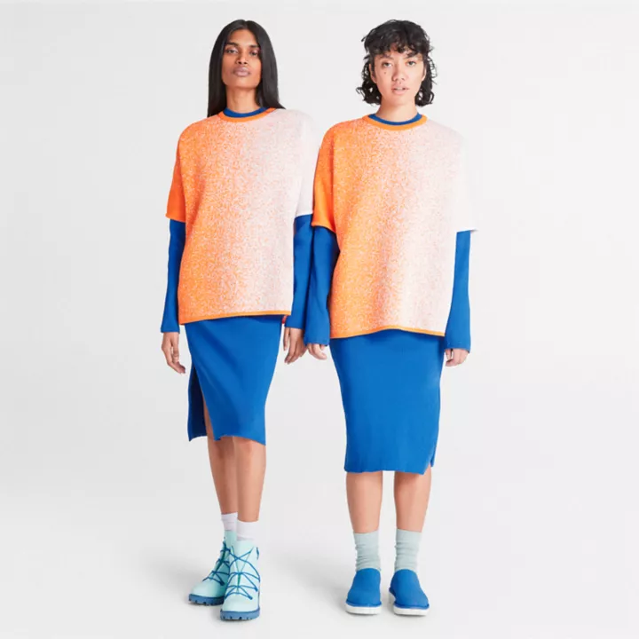 Camiseta feminina Timberland x Suzanne Oude Hengel Future73 SS Knit na cor laranja.