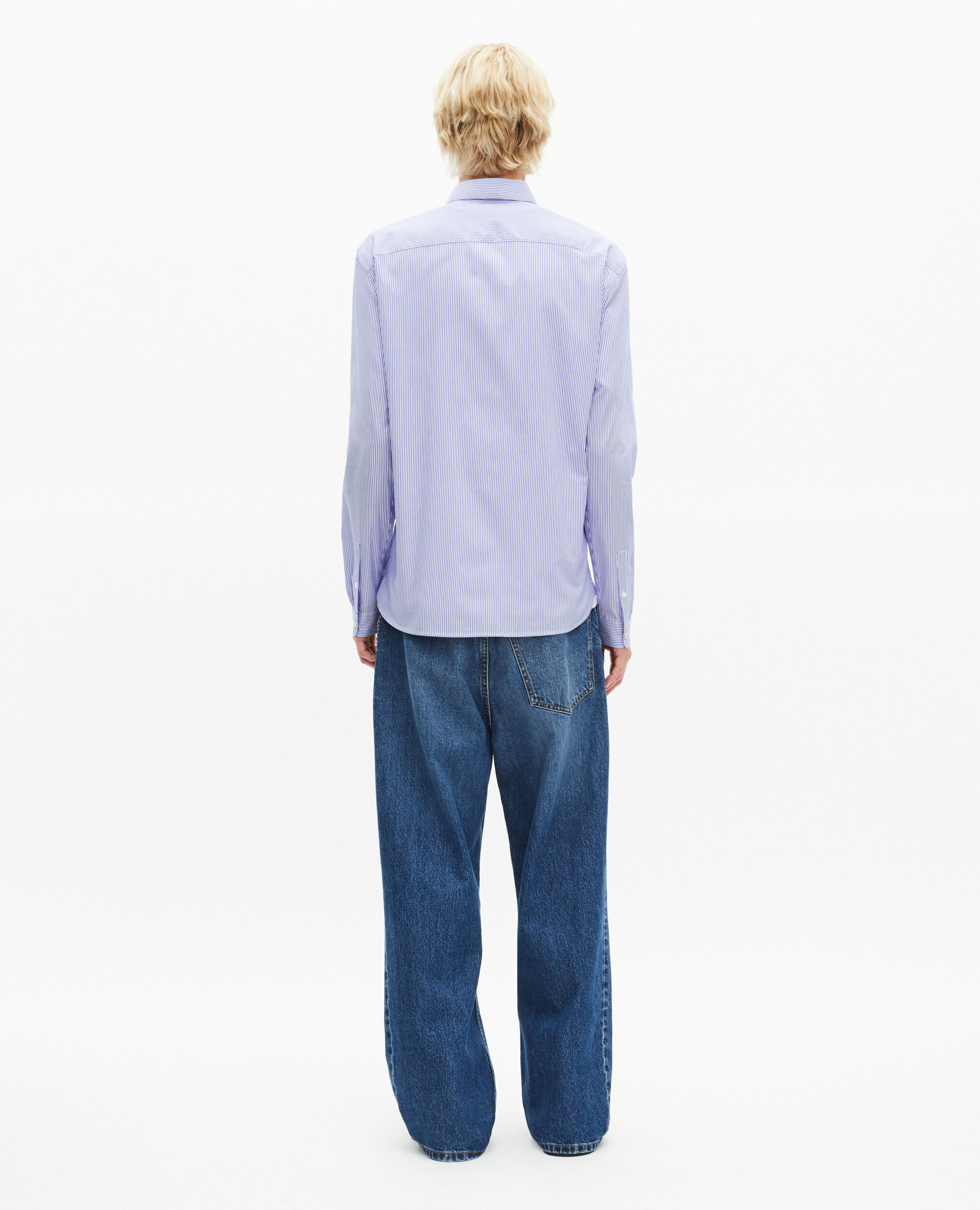 Chemise à rayures blanche et bleue