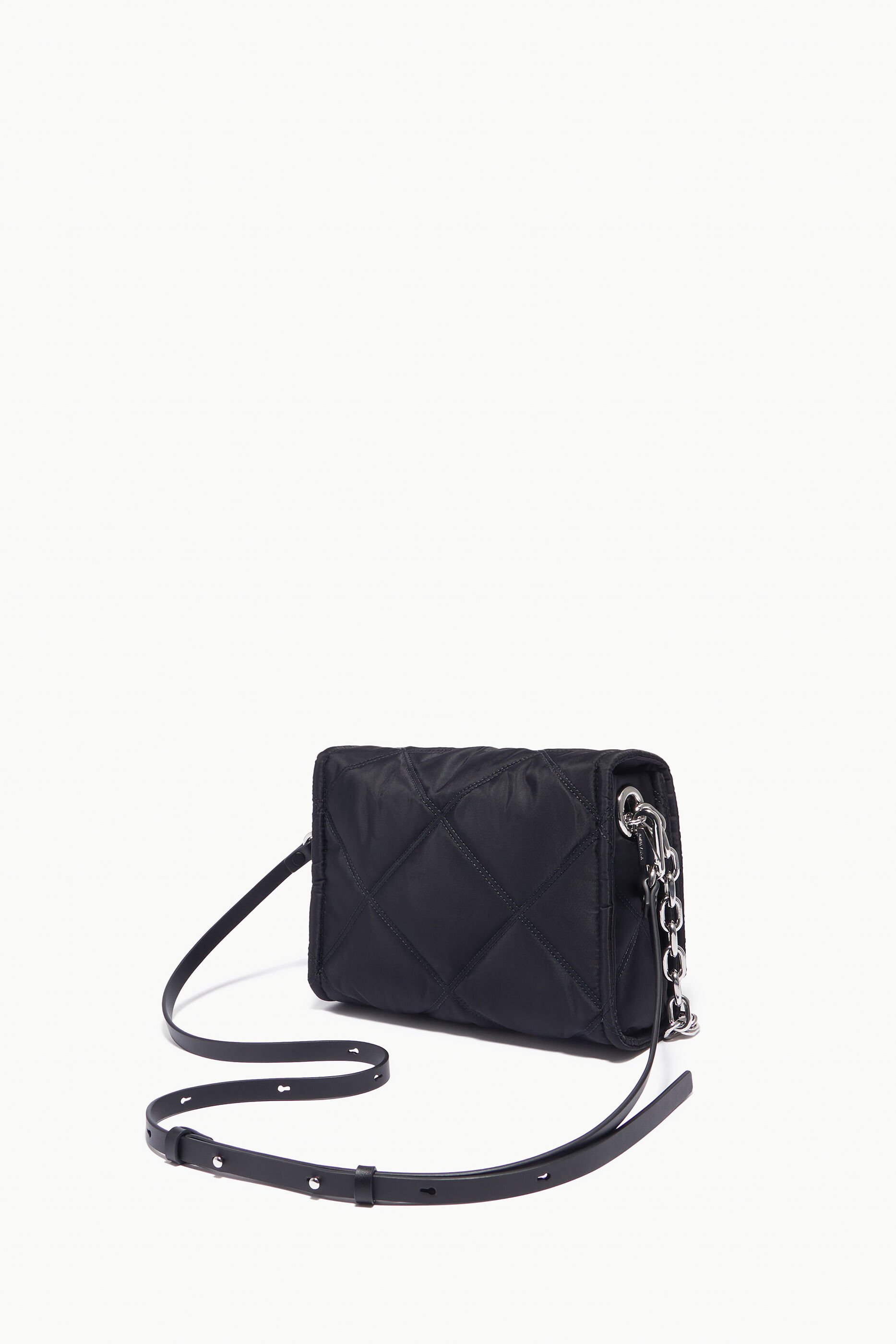 Bolsa de ombro M em nylon com aba, preta.