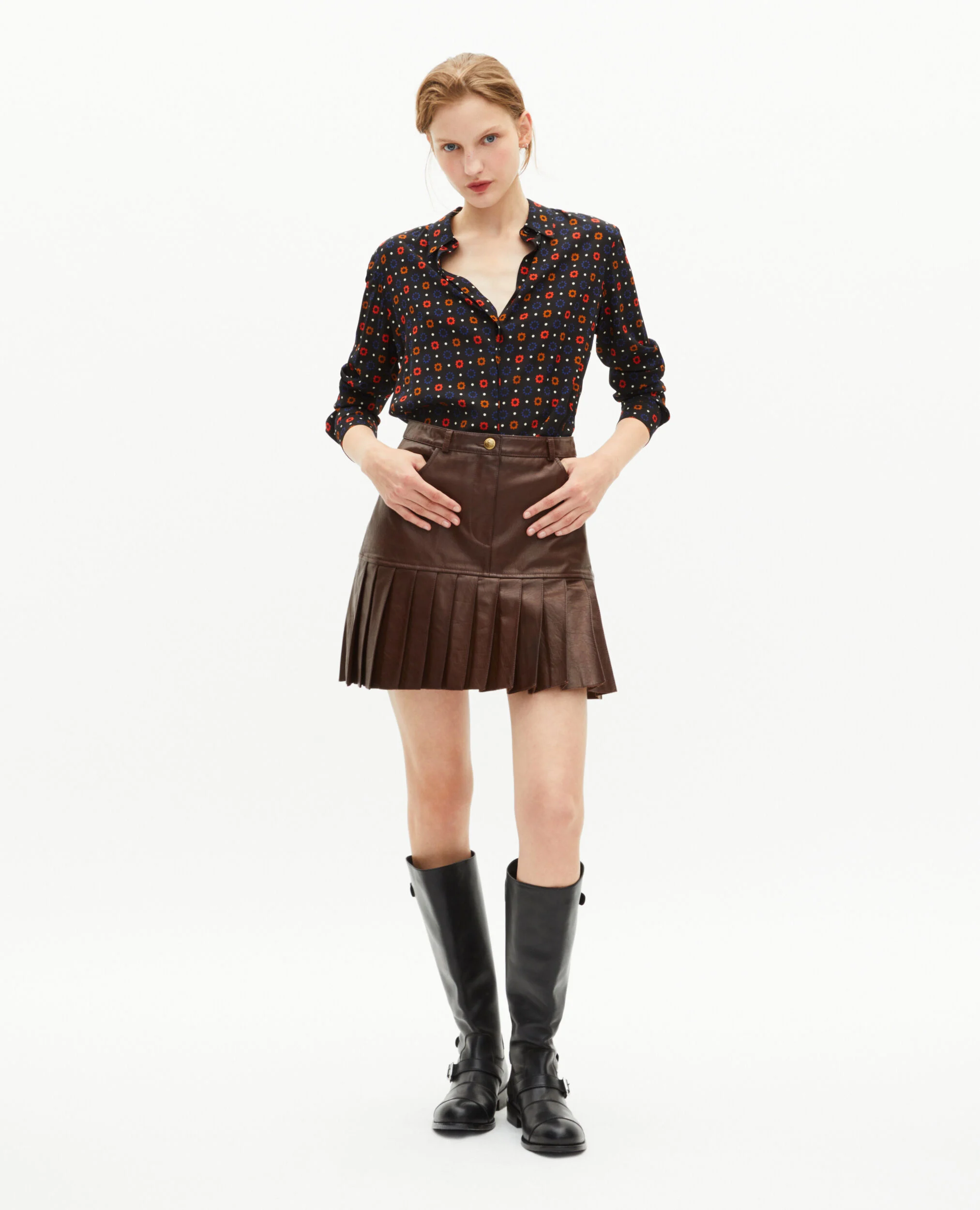 Jupe courte plissée en cuir marron