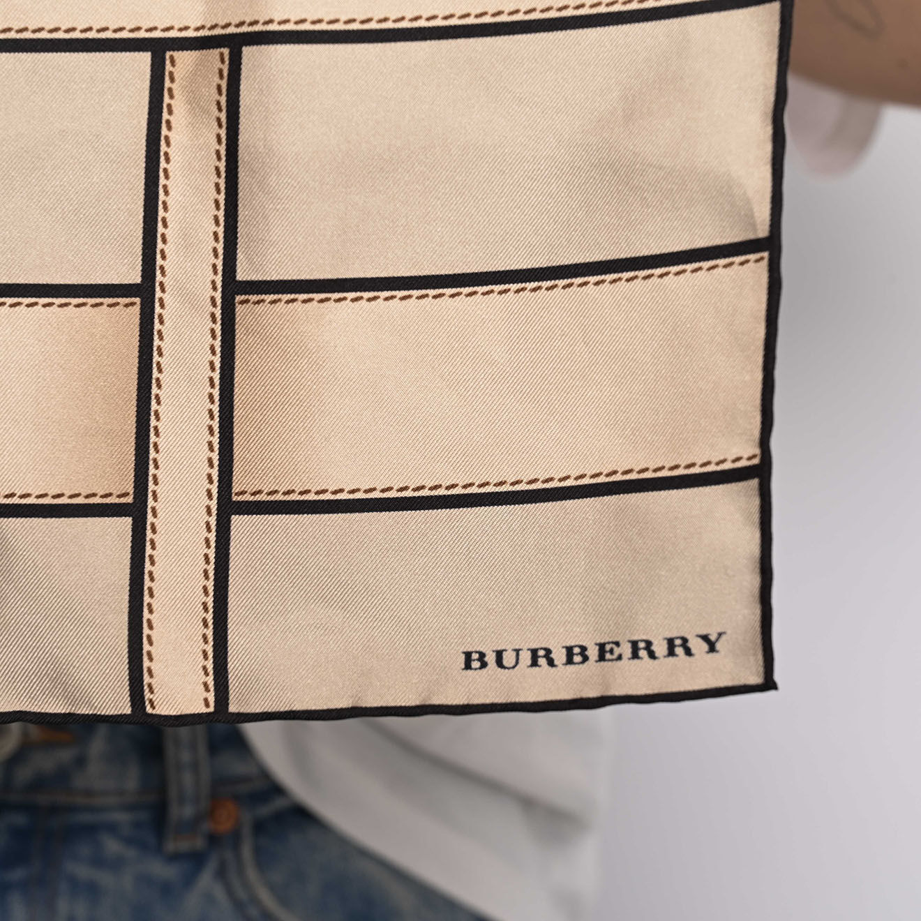 Burberry Carré de Soie beige - Très bon état - 50x50 cm
