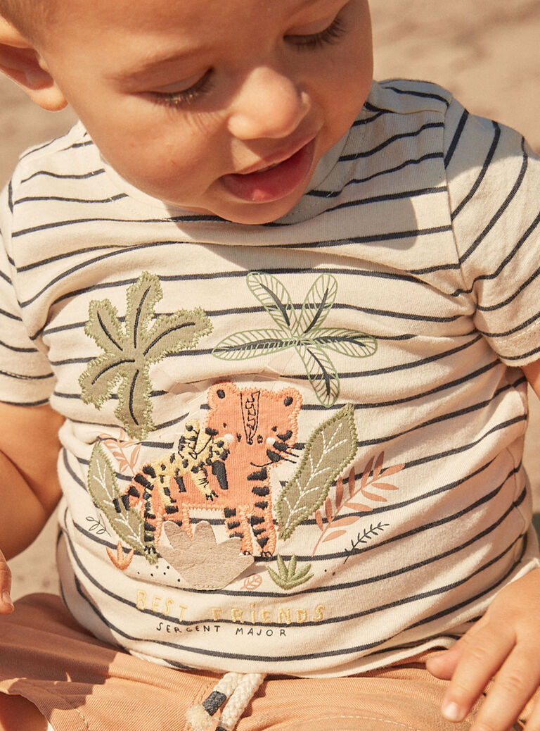T-shirt grège à imprimé à rayures