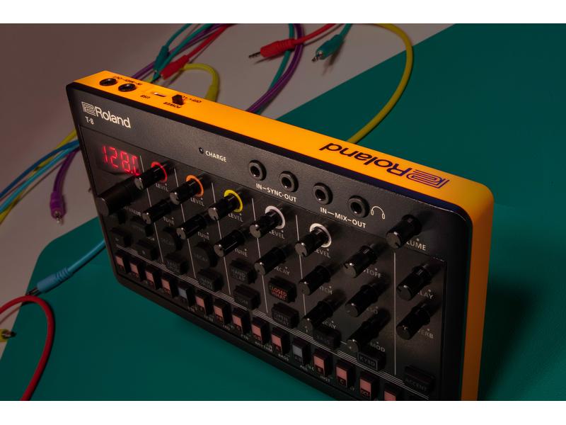 Roland Synthesizer AIRA T-8 Beat Machine Legendäre Roland TR Drum und TB Bass Sounds, kombiniert in einem rhythmischen Kraftpaket