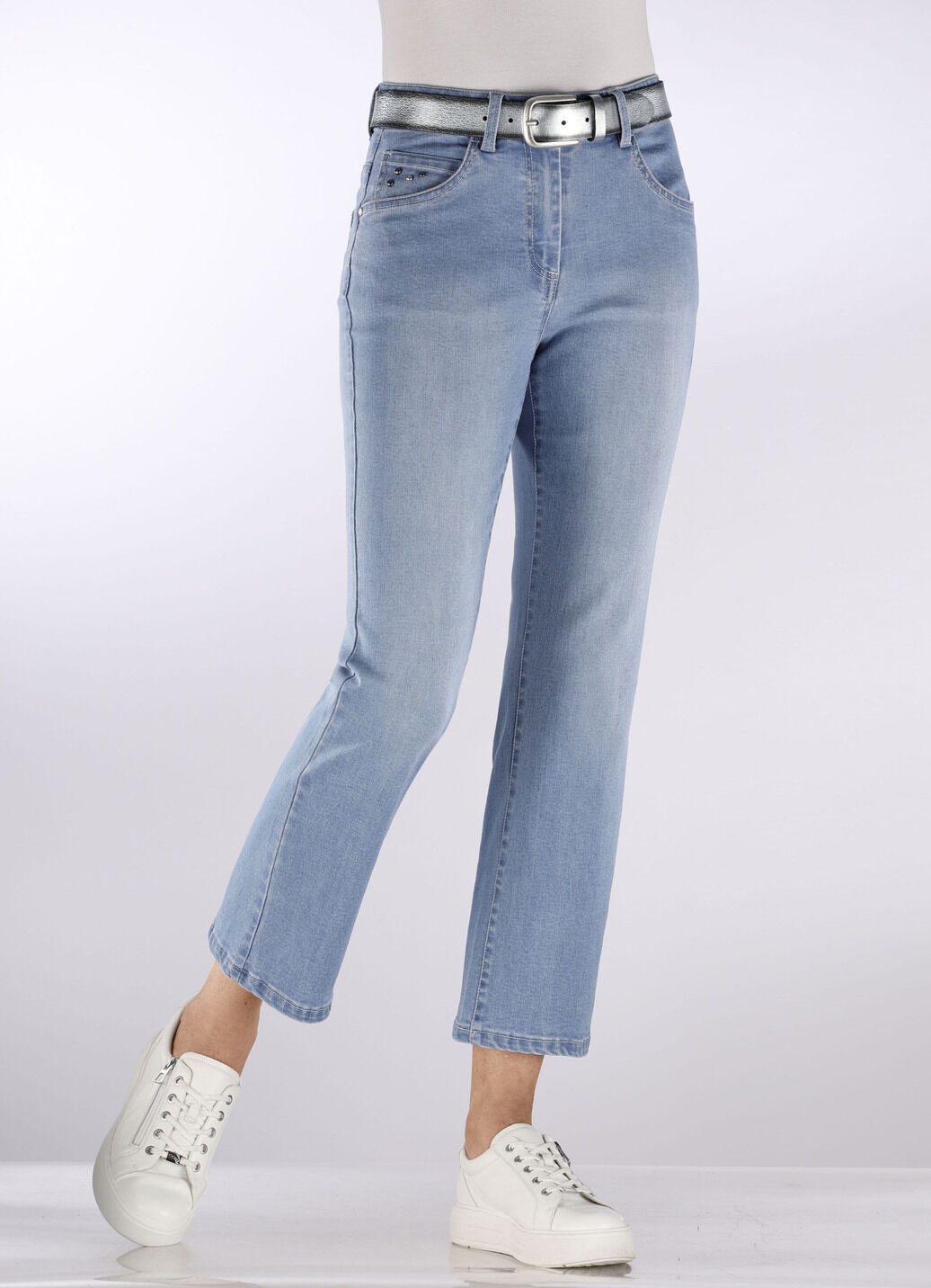 Jeans mit trendigen Ziernieten
