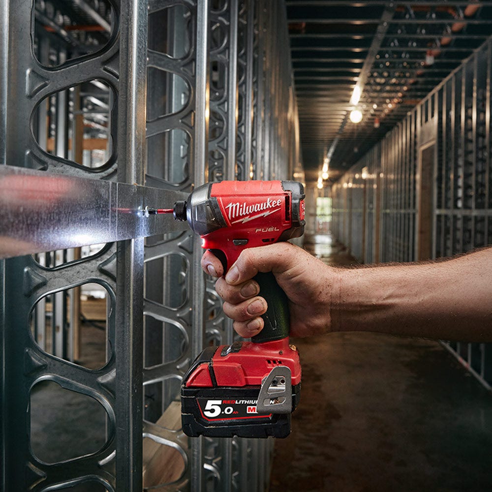 Parafusadeira de impacto Milwaukee Fuel SURGE 18V de 1/4