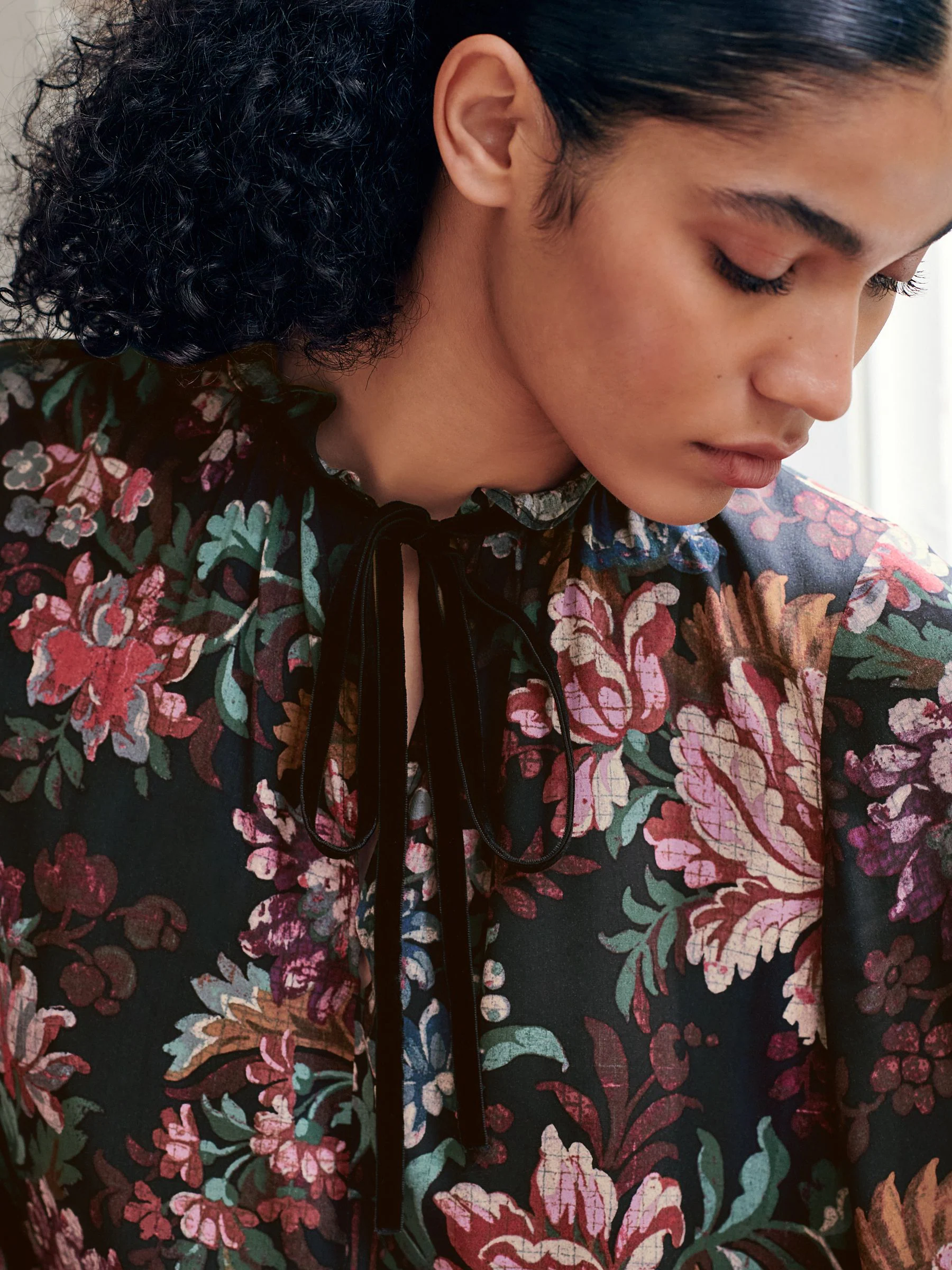Zwart/rood met bloemenprint - Mini Tie Front Tiered Long Sleeve Dress