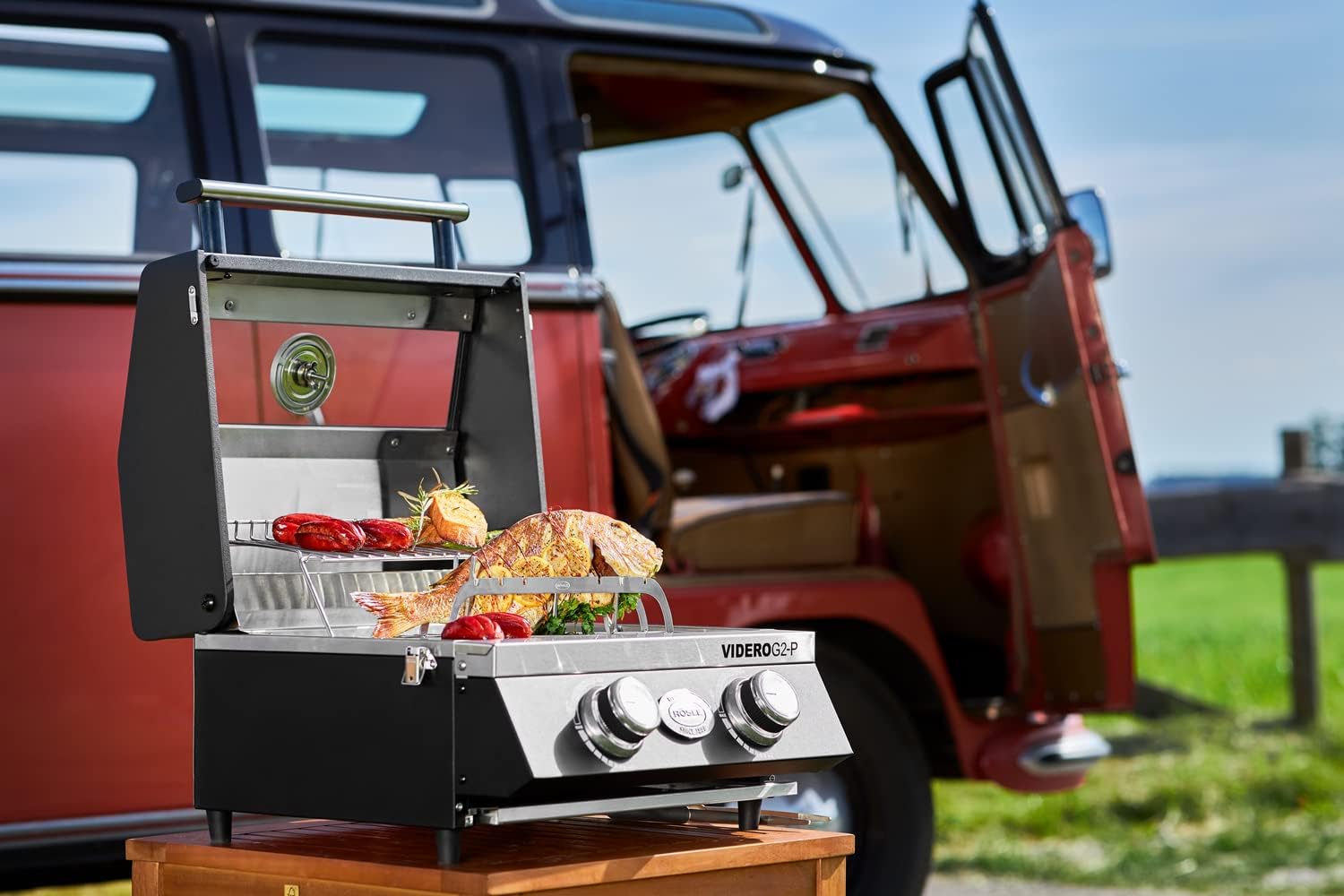 RÖSLE Gasgrill BBQ-Portable VIDERO G2-P, tragbarer Tischgrill mit 2 Edelstahlbrennern, Warmhalterost und Deckel mit Glaseinsatz sowie Deckelthermometer, pulverbeschichteter Stahl, 50 mbar