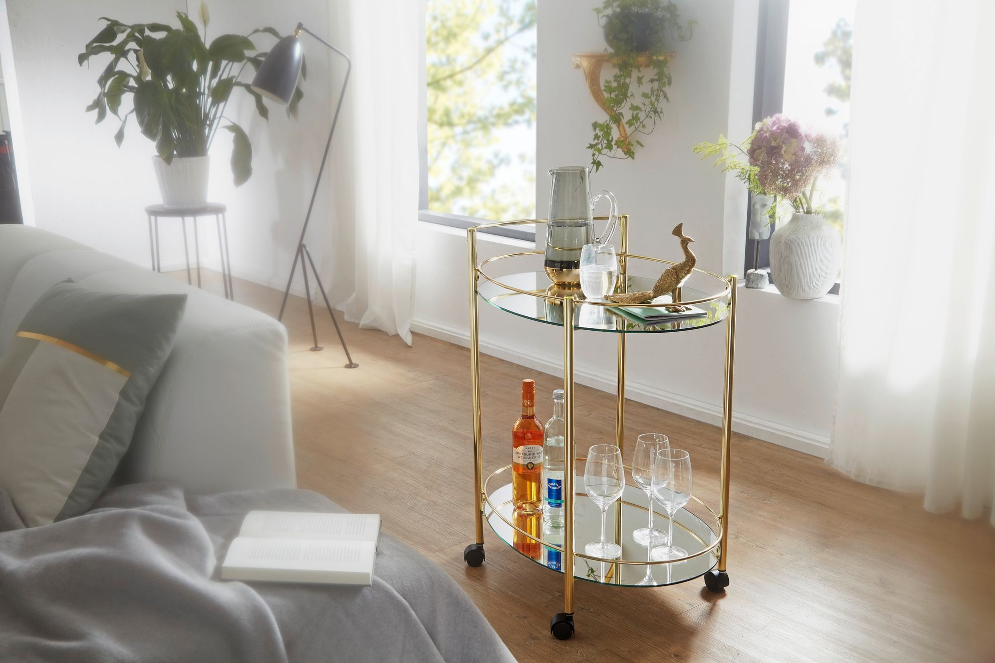 KADIMA DESIGN Goldener Servierwagen, Retro-Charme, 2 Glasplatten, rollbar, stabile Stahlkonstruktion, leicht zu reinigen.