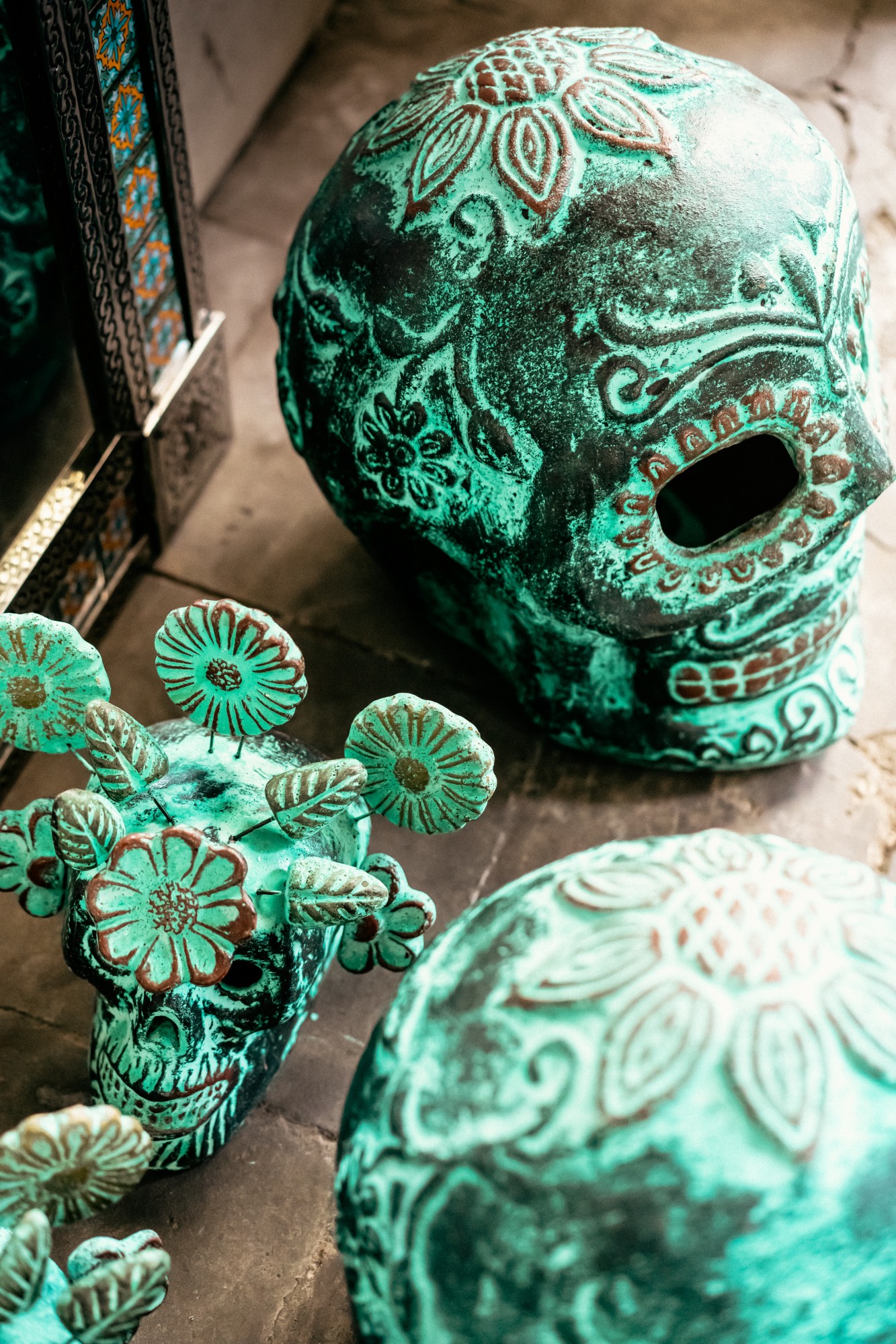 Totenkopf mit Blumen aus Terrakotta, grün, braun, H 28 cm, B 19 cm, L 23 cm von fischer's lagerhaus