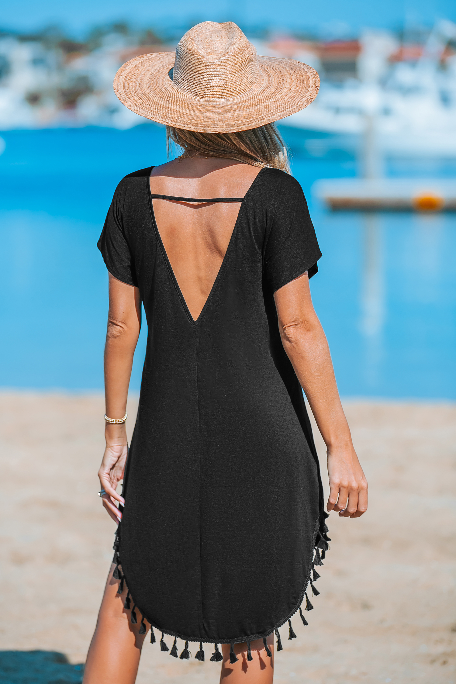 Robe mini à col rond et manche courte avec ourlet à glands noire