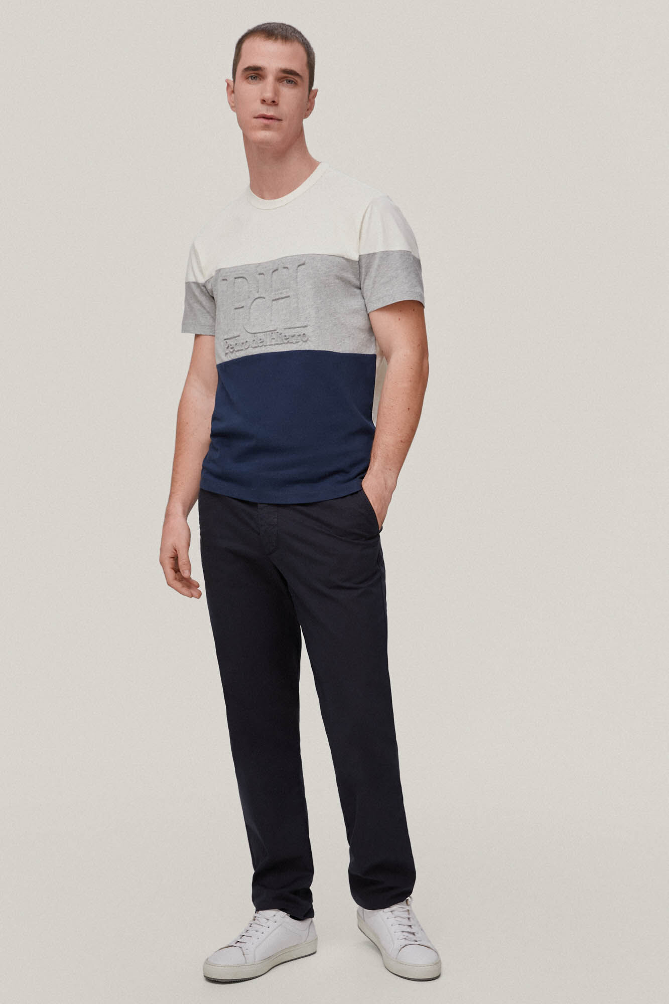 Camiseta com estampa de blocos de logotipo - Cinza