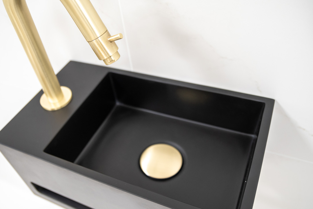 Saniclear Bali fonteinset links met mat zwarte fontein en gebogen gouden kraan