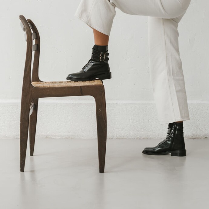 Bottines à boucles et à lacets  en cuir noir