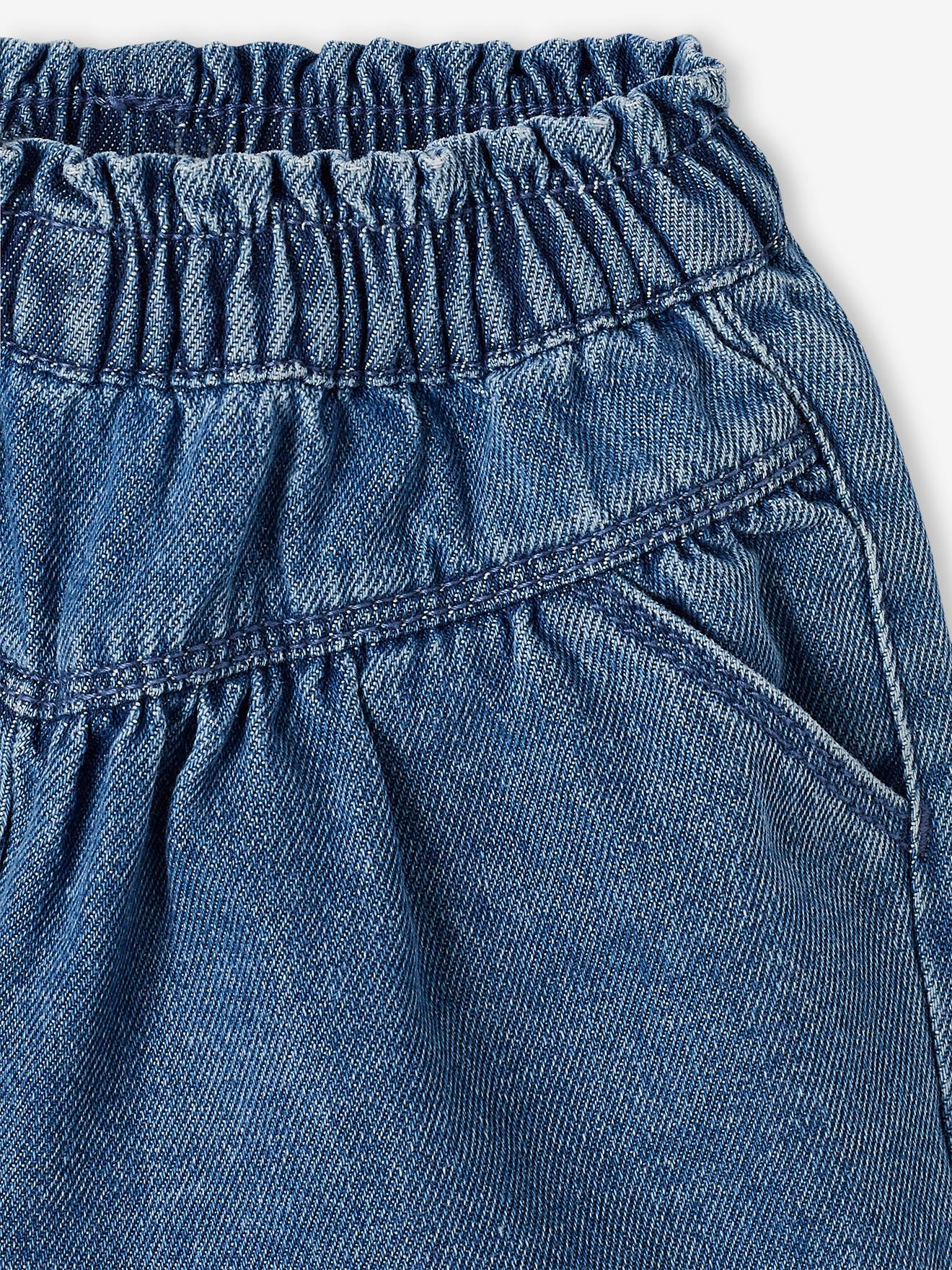 Conjunto rosa para bebê: camiseta, faixa de cabelo e shorts.