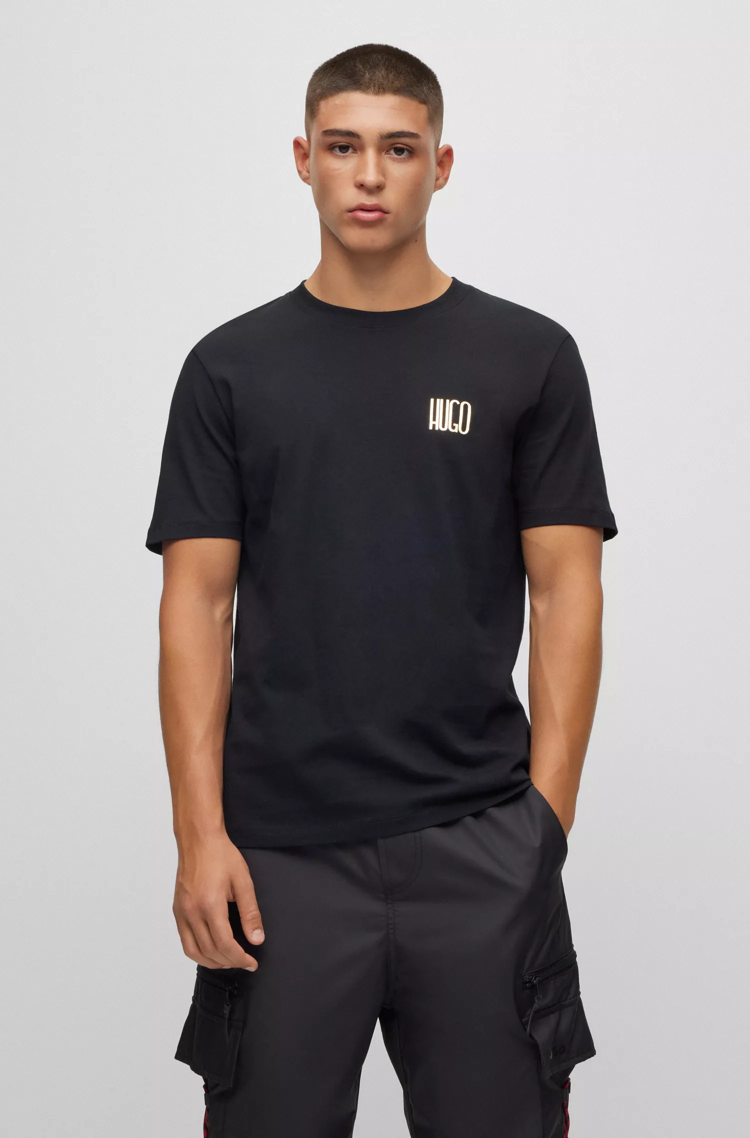 Camiseta HUGO de algodão vermelho com logo da nova temporada no peito.