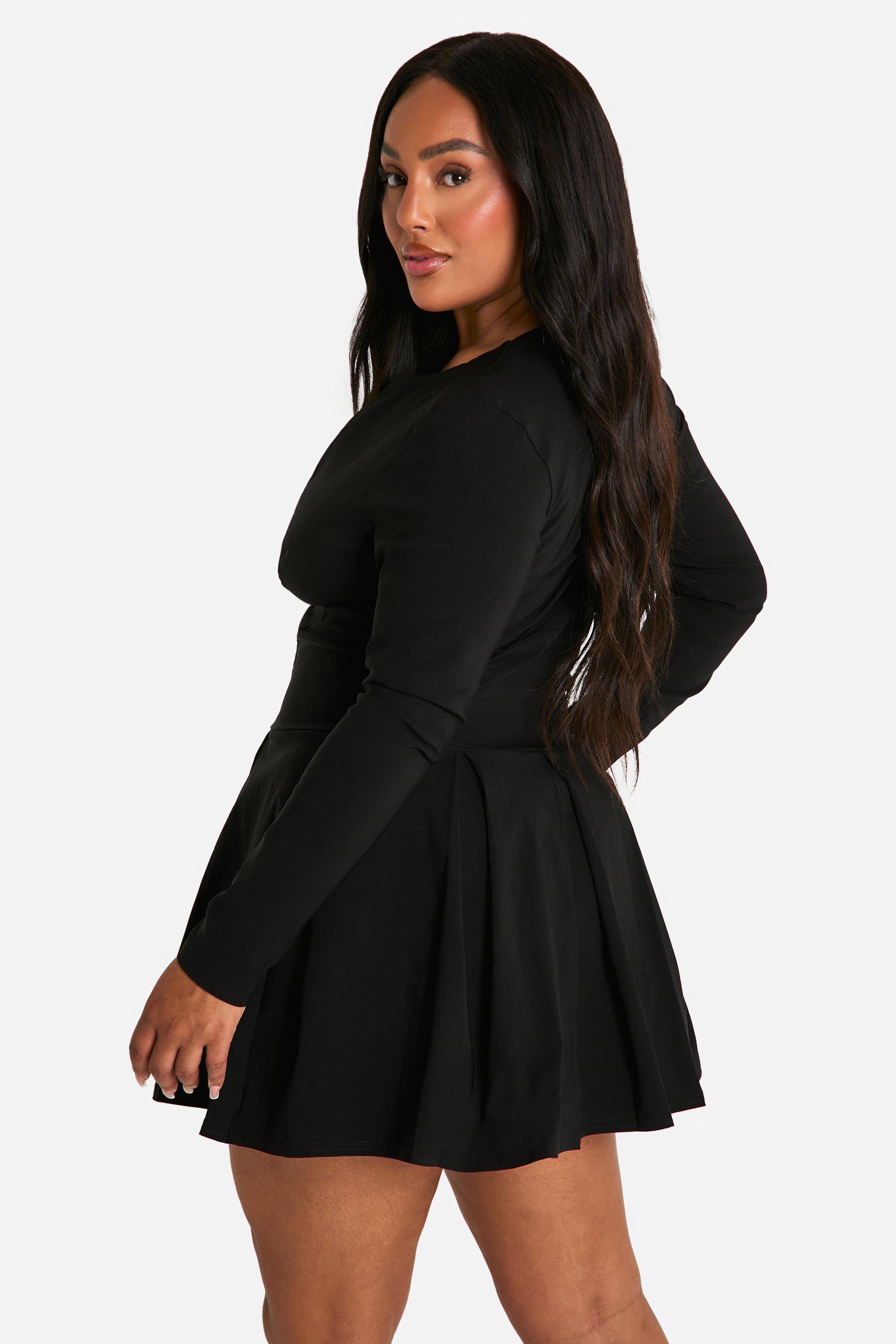 boohoo Robe grande taille à manches longues avec détails corset, décolleté plongeant et ourlet plissé