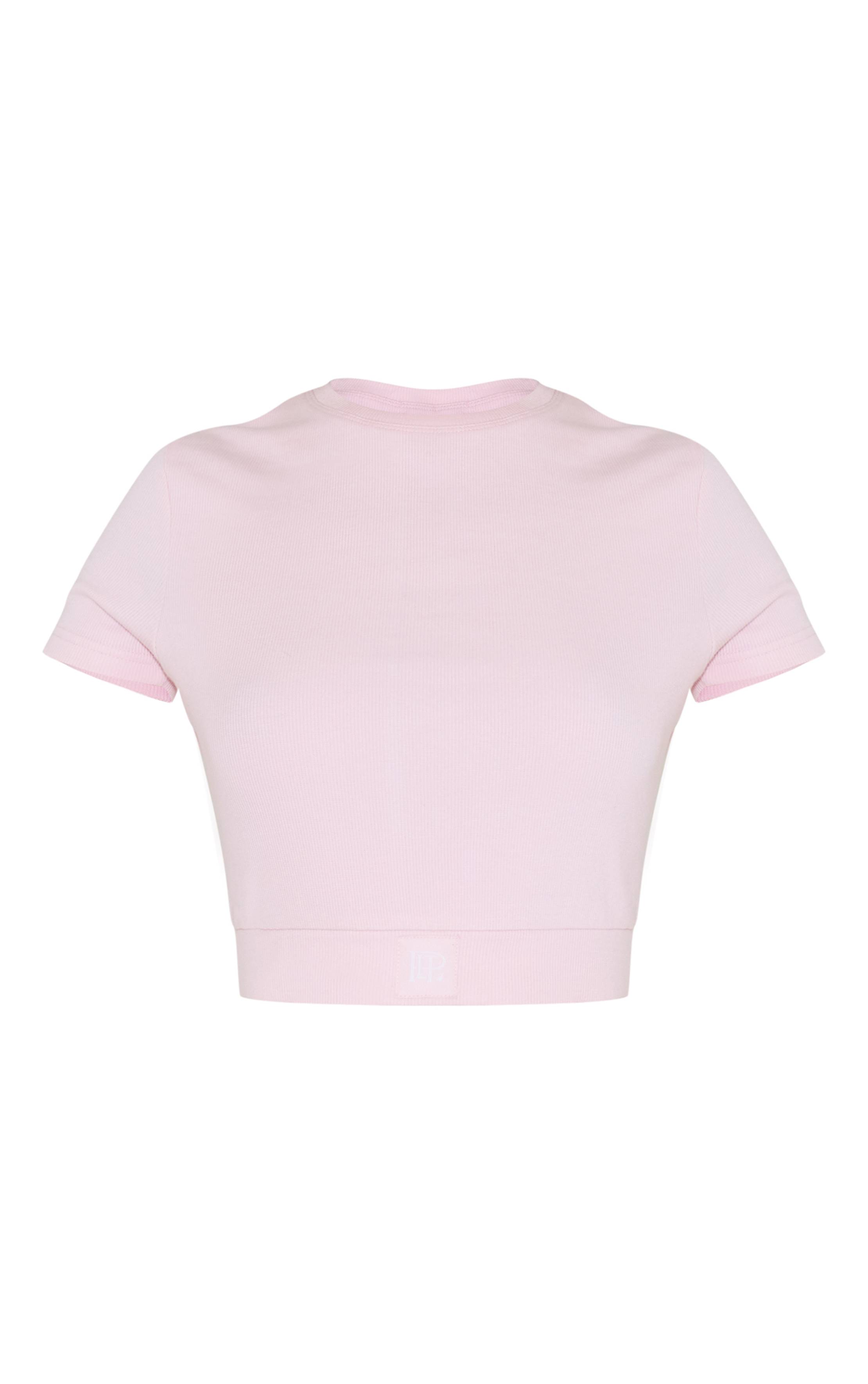 Rose Prettylittlething Crop Top En Satin Emblème Tonal Pour Le Sommeil