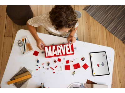 LEGO MARVEL logo en minifiguren (76313)