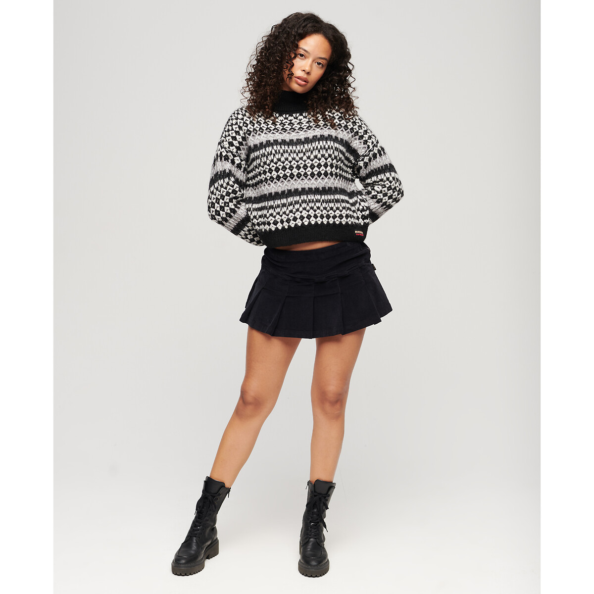 SUPERDRY<br>Suéter cropped com gola alta e estampas gráficas