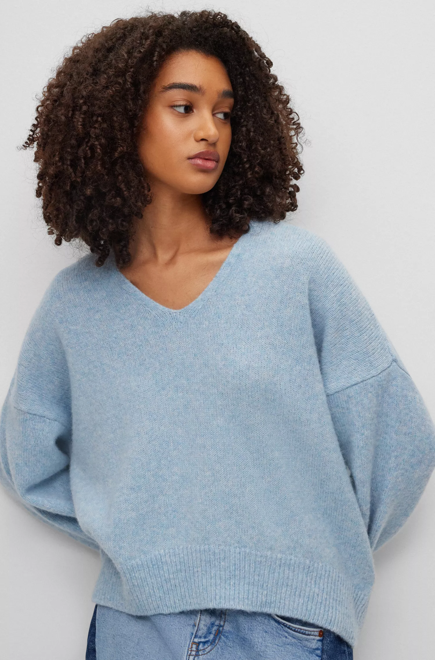 Suéter BOSS preto de modelagem relaxada com decote em V, em alpaca e lã.