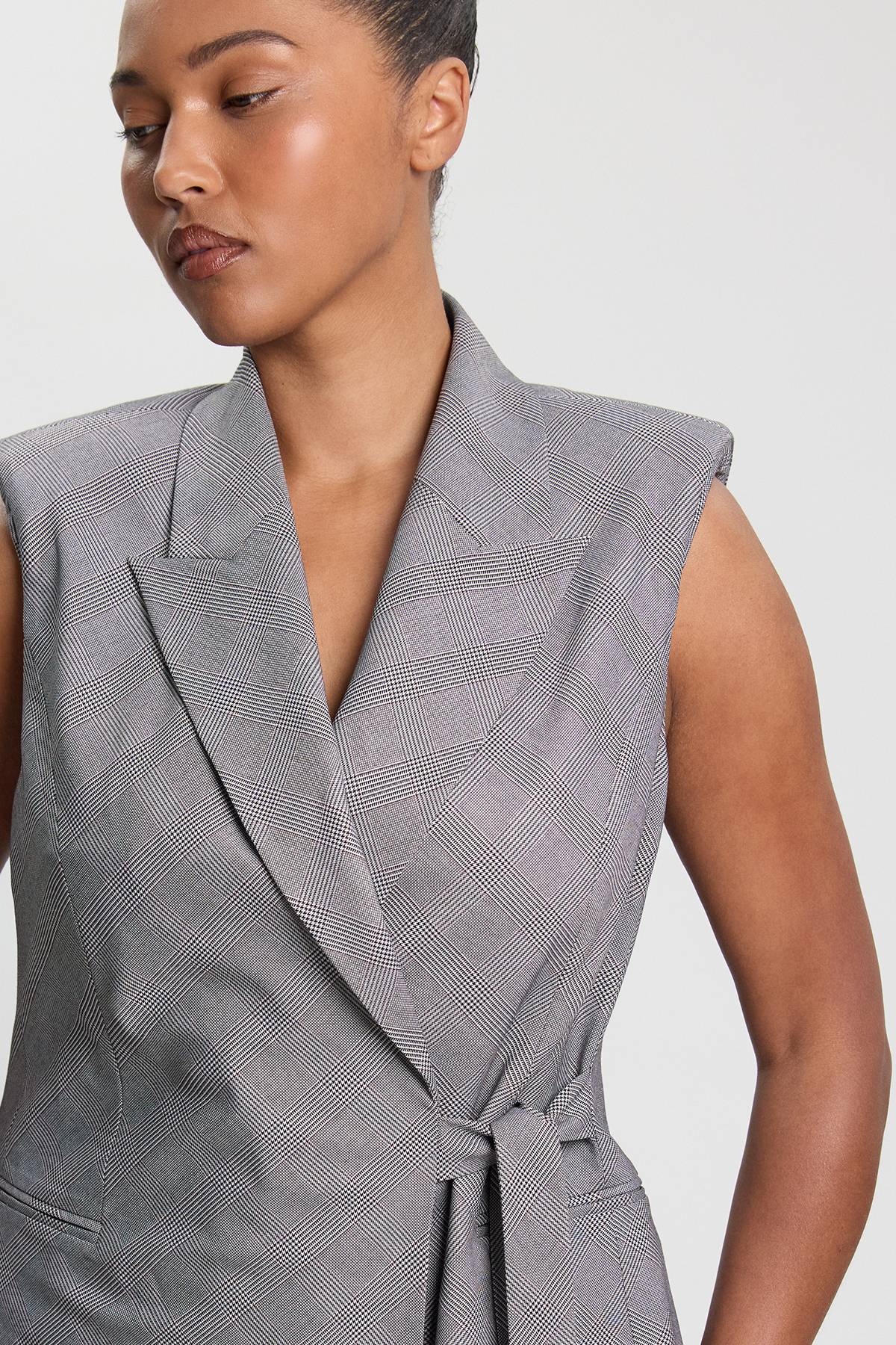 KarenMillen Blazer Sans Manches Grande Taille À Carreaux Avec Détail Cache-cœur Et Coupe Tailleur Souple