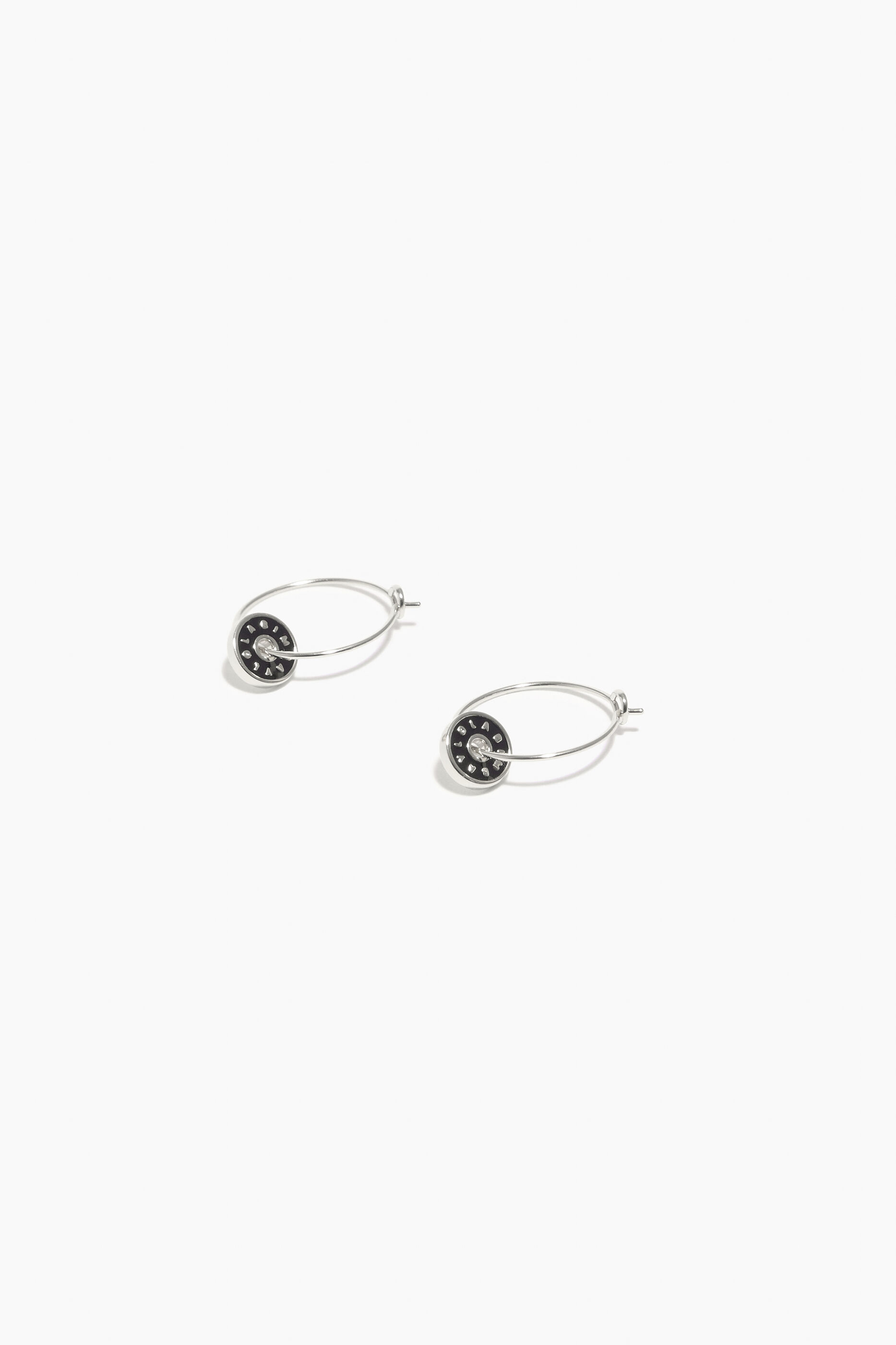 Brincos de argola com logotipo em esmalte preto