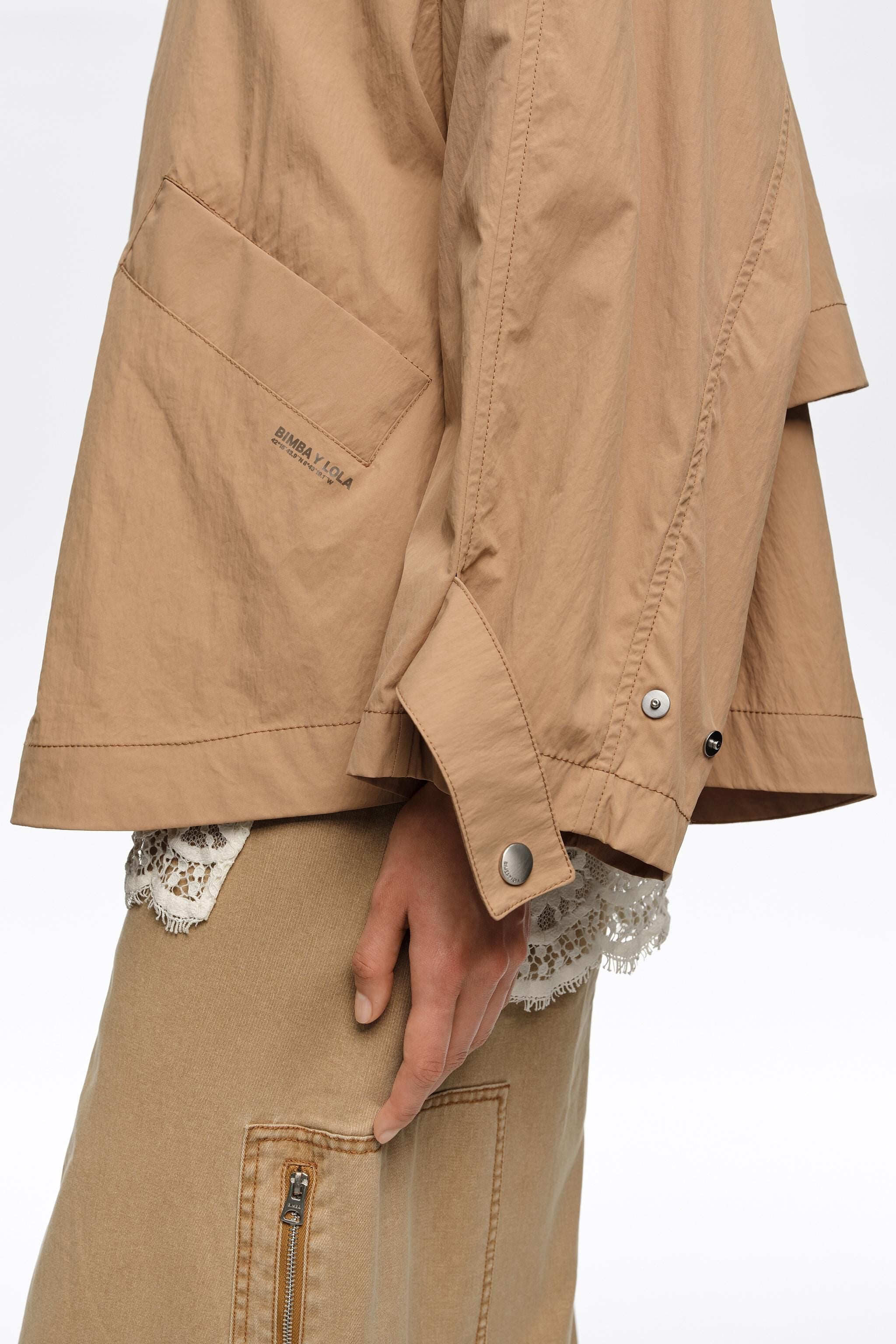 Trench coat curto, cor camelo, gola alta