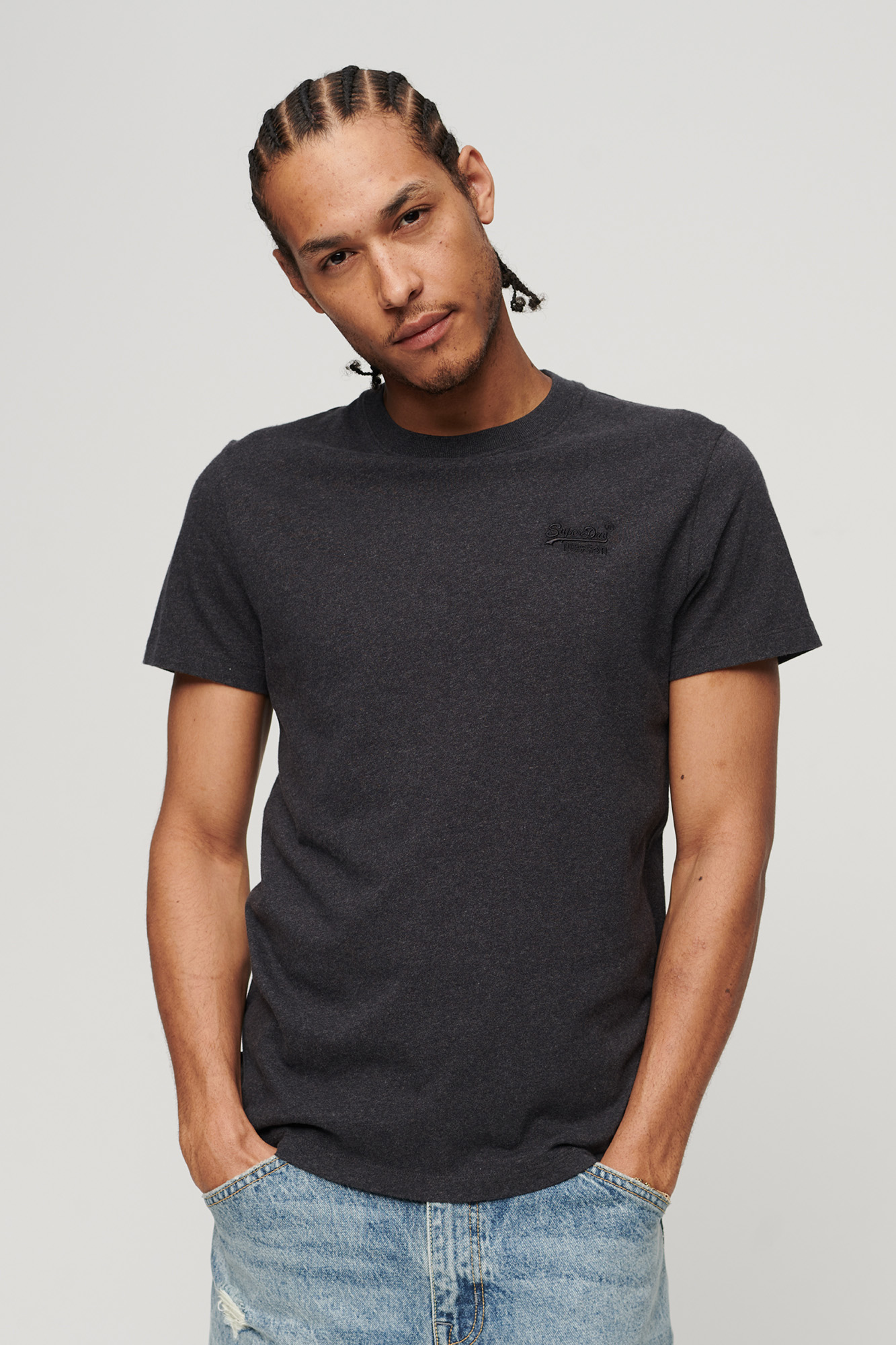 Camiseta essencial de algodão orgânico com logotipo.