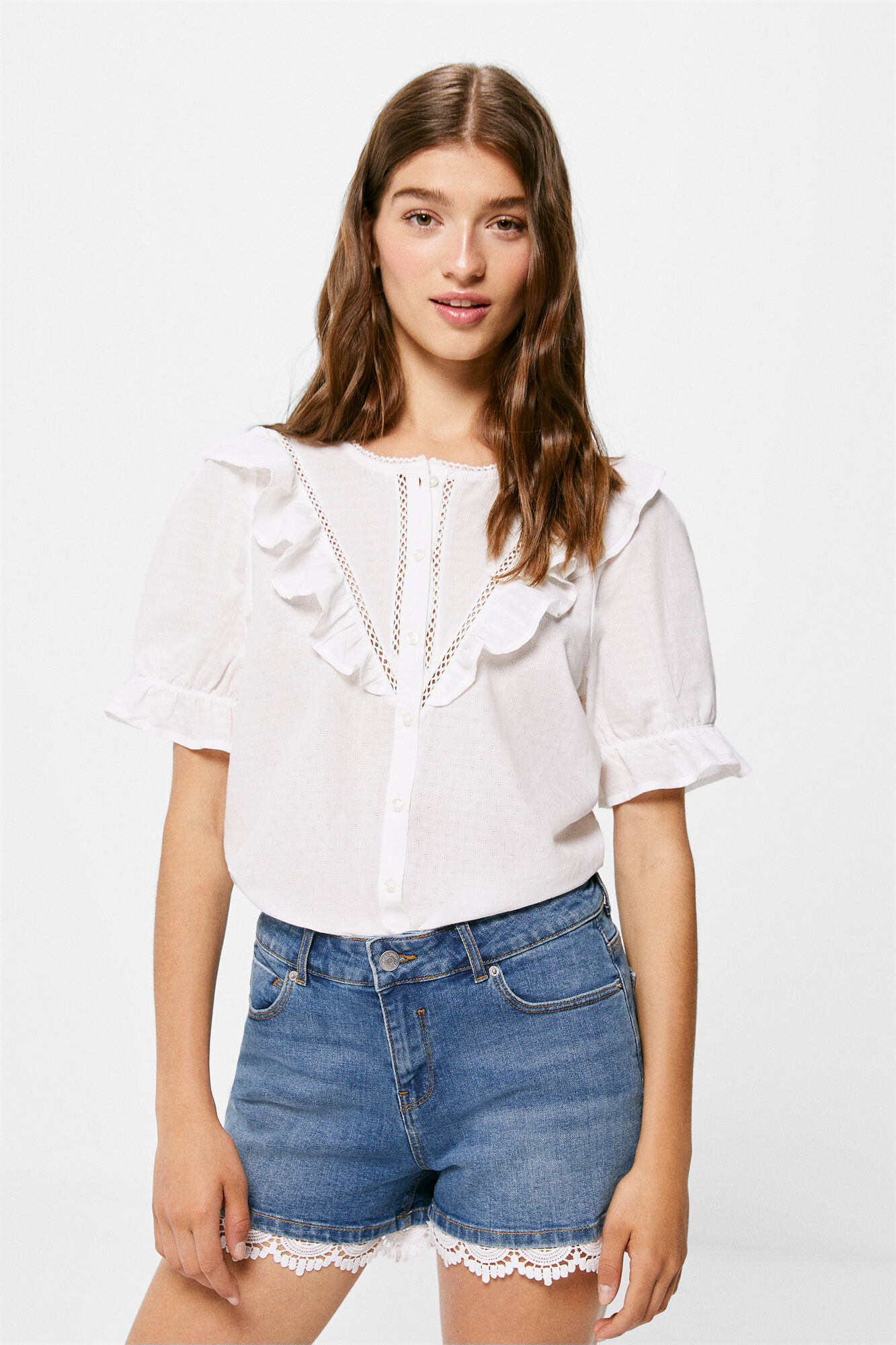 Blusa com decote em V e babados em renda - Amarela