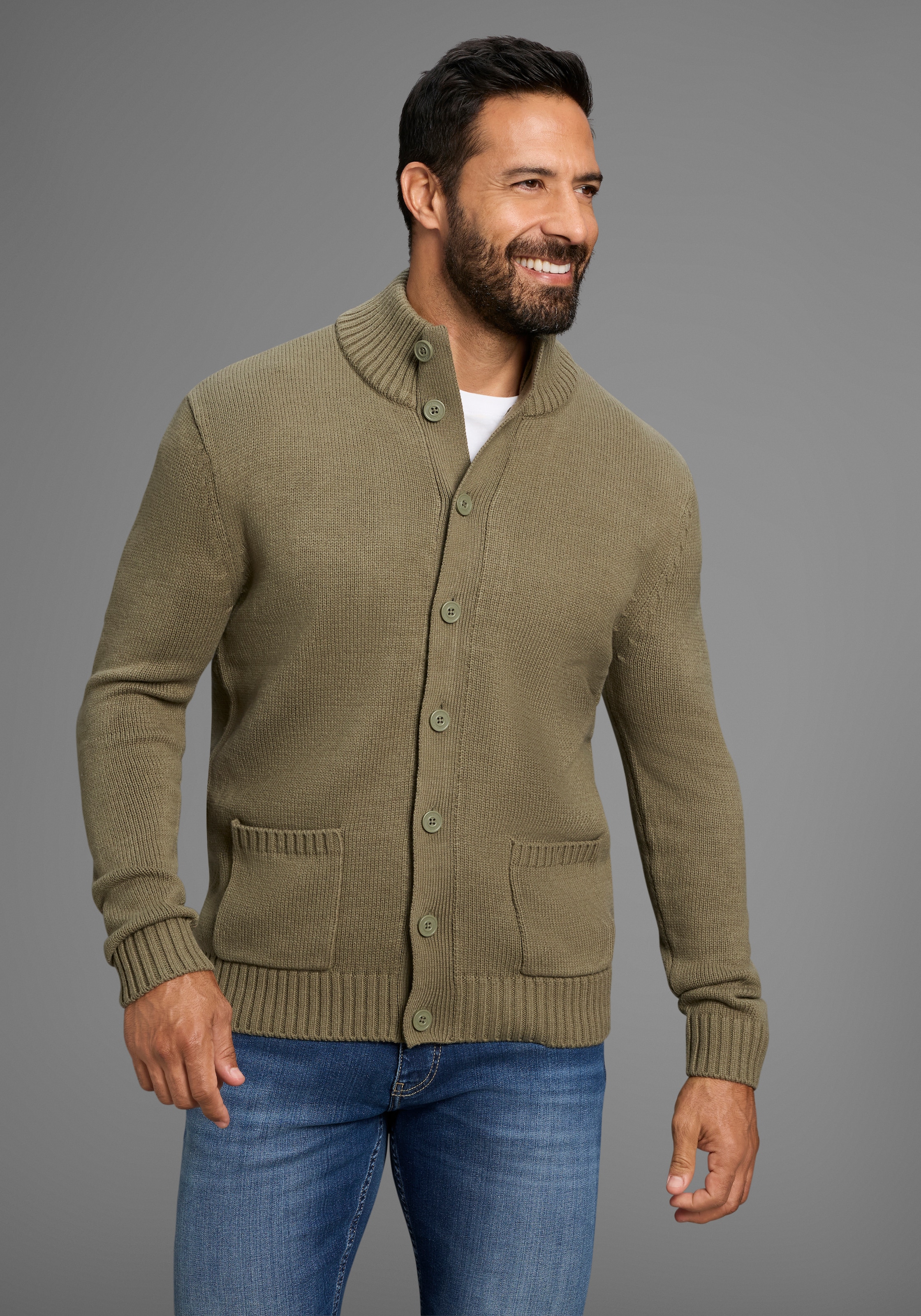 Man's World Strickjacke »Neue Kollektion! Highlight mit Knöpfen& Taschen«, mit Stehkragen,weicher Griff, Perfekt für die kältere Jahreszeit