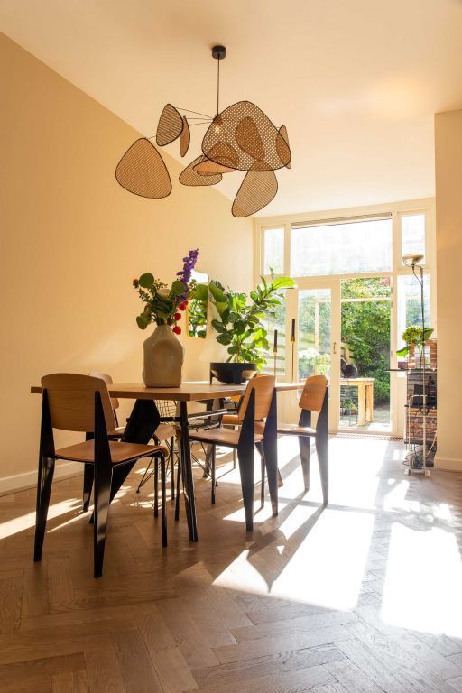 Vitra Standard stoel naturel eiken, onderstel Japanese Red