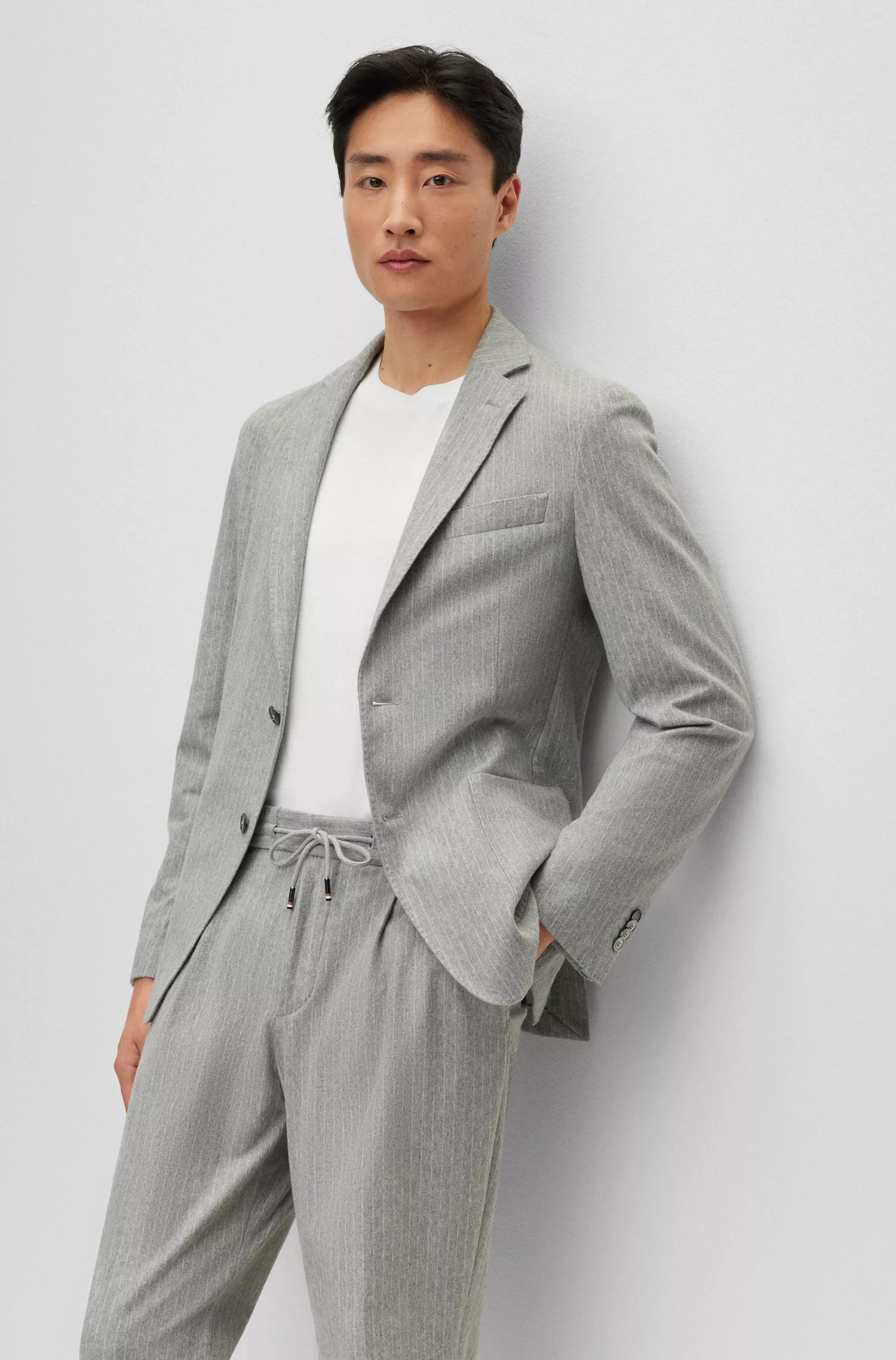 Terno BOSS preto slim fit em algodão elástico listrado.