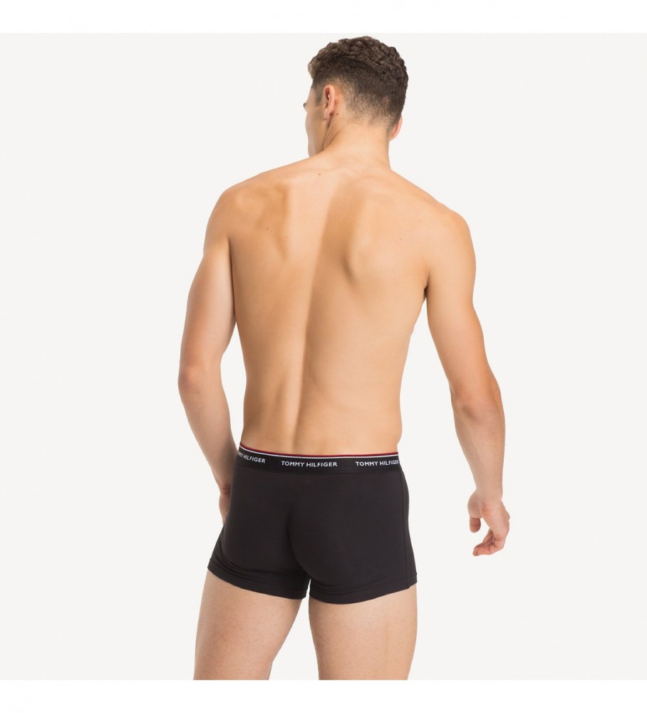Conjunto com três cuecas boxer Tommy Hilfiger Plus nas cores cinza, branca e preta.