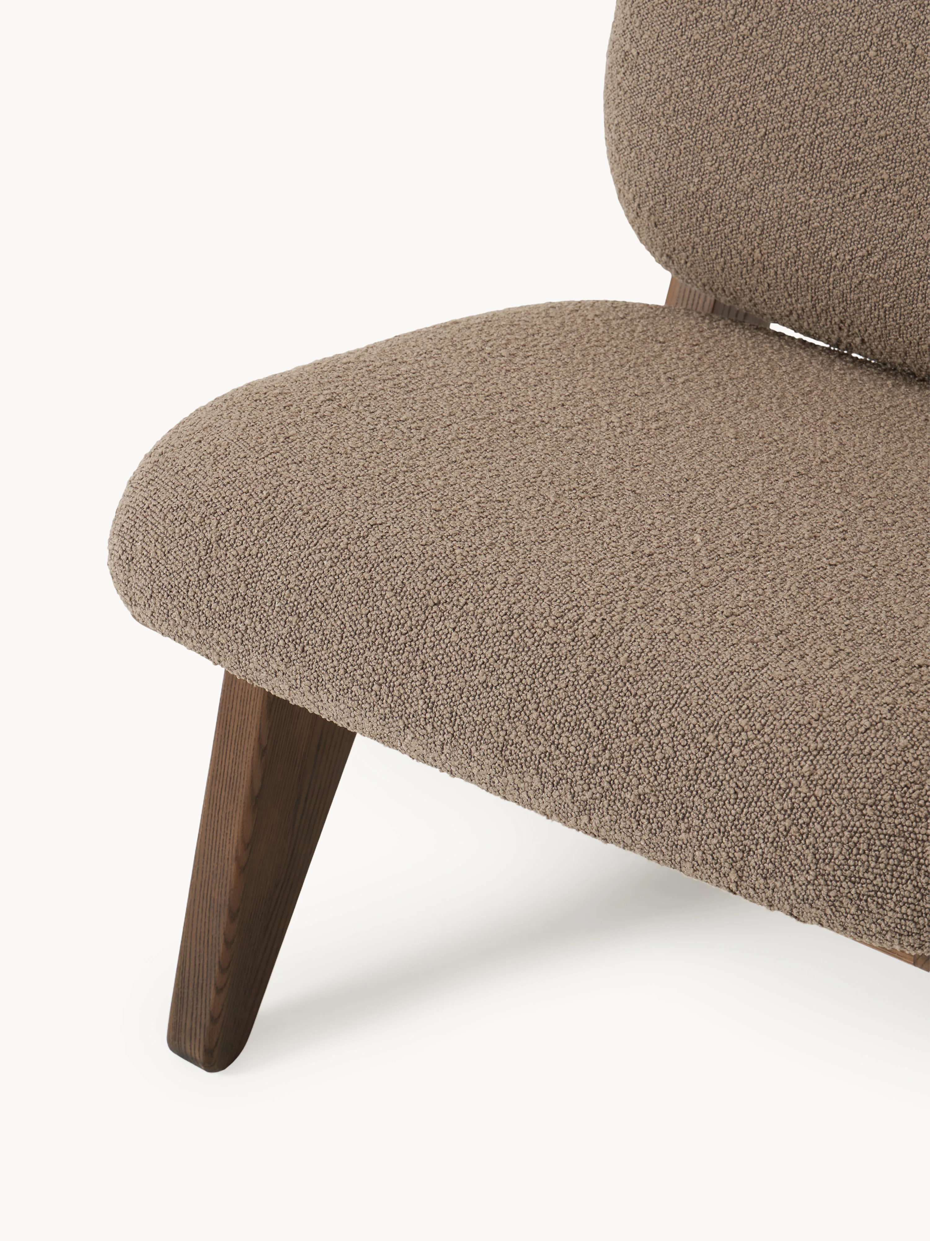 Loungefauteuil Shenay van essenhout met bouclé bekleding