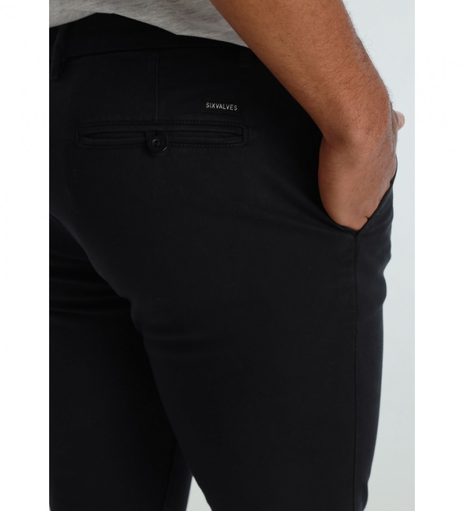 Calça chino de cetim slim fit Six Valves na cor preta.