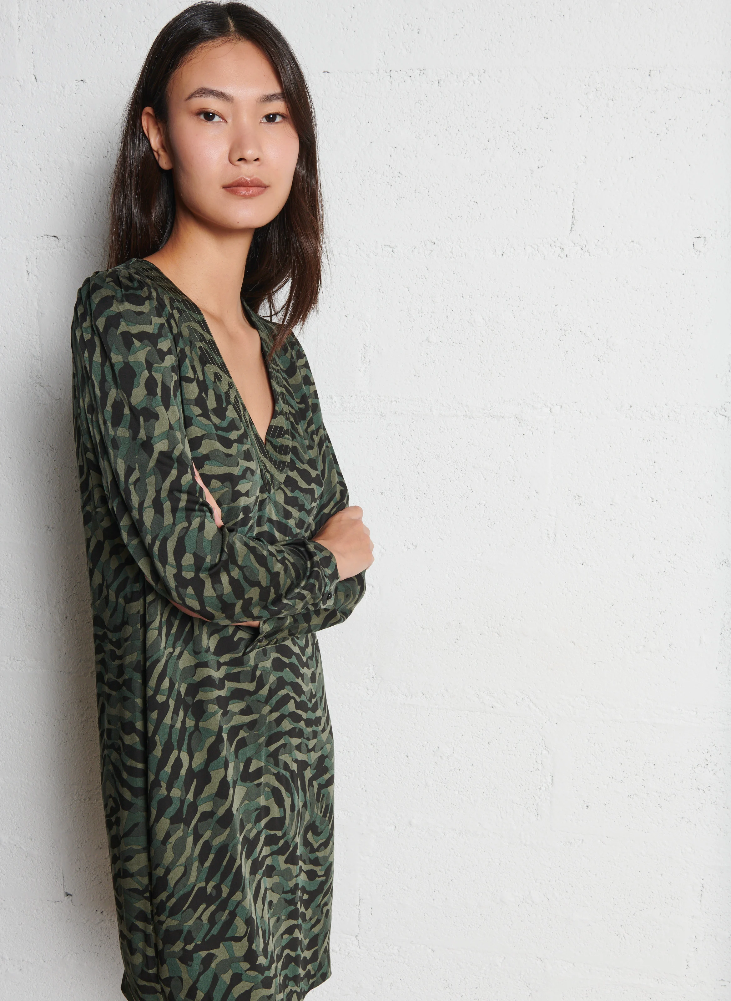 Robe courte col V imprimée | Kaki